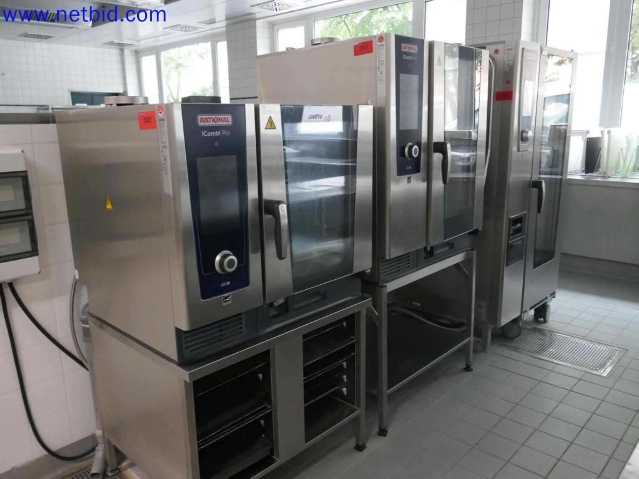 Medyczne urządzenia techniczne, wyposażenie i meble szpitalne-3