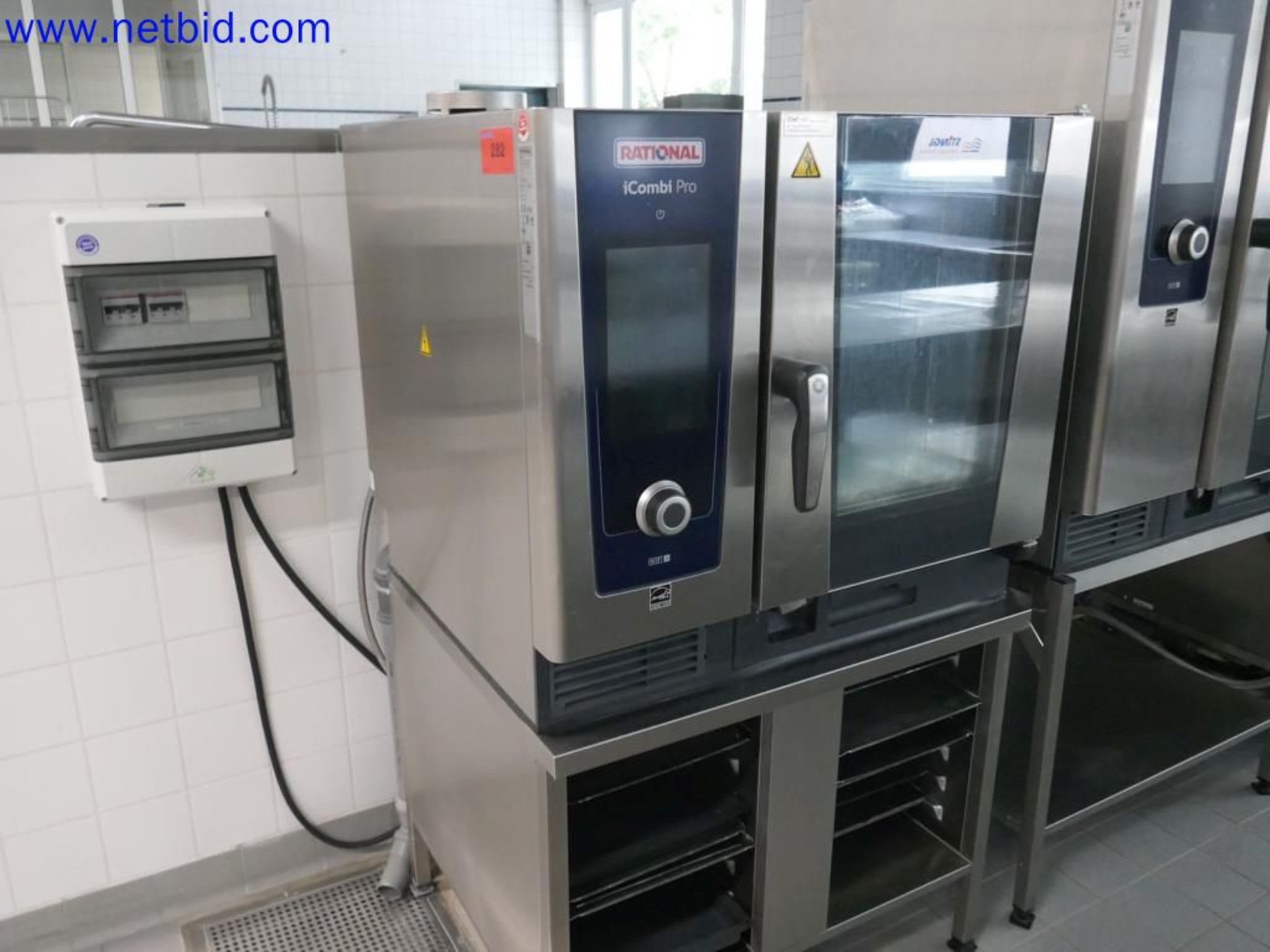 Medyczne urządzenia techniczne, wyposażenie i meble szpitalne-4