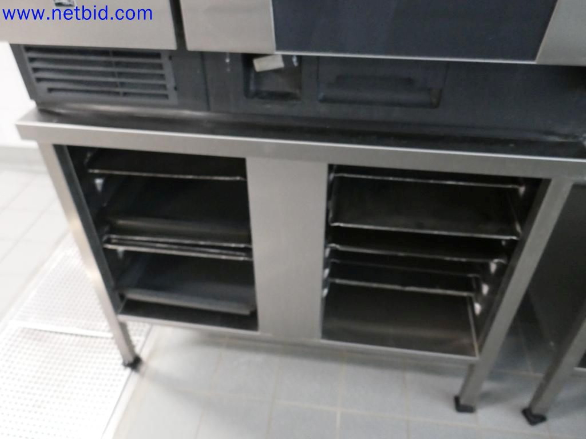 Medyczne urządzenia techniczne, wyposażenie i meble szpitalne-5