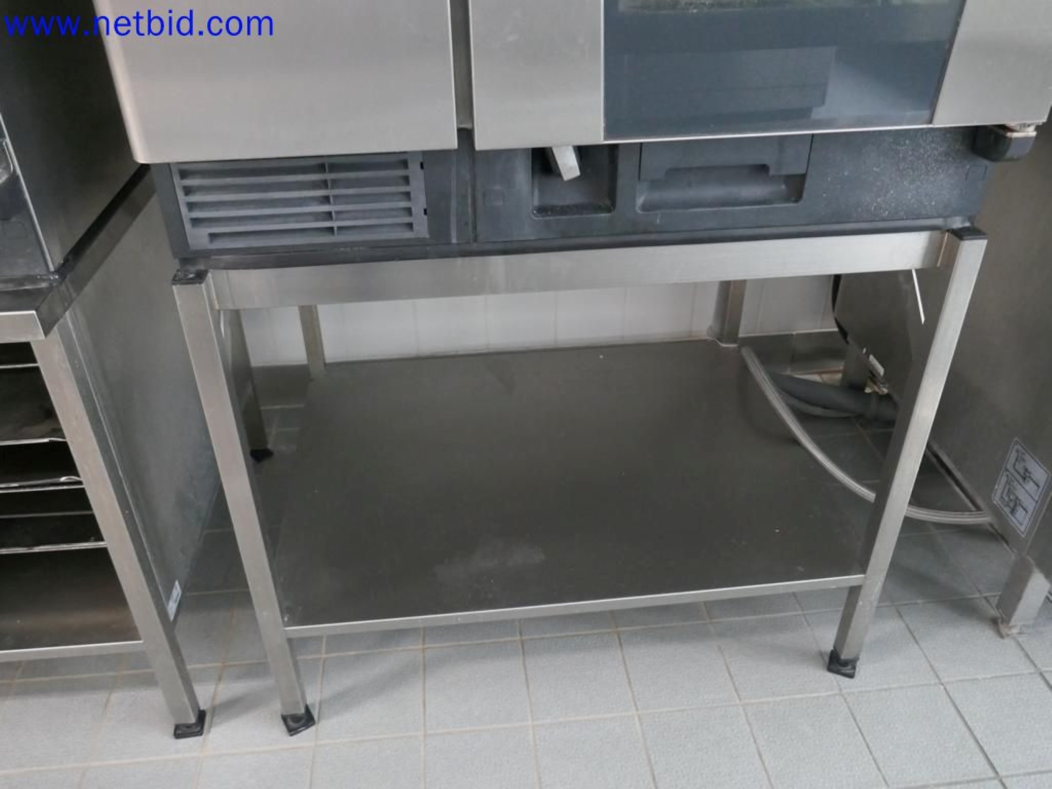 Medyczne urządzenia techniczne, wyposażenie i meble szpitalne-3