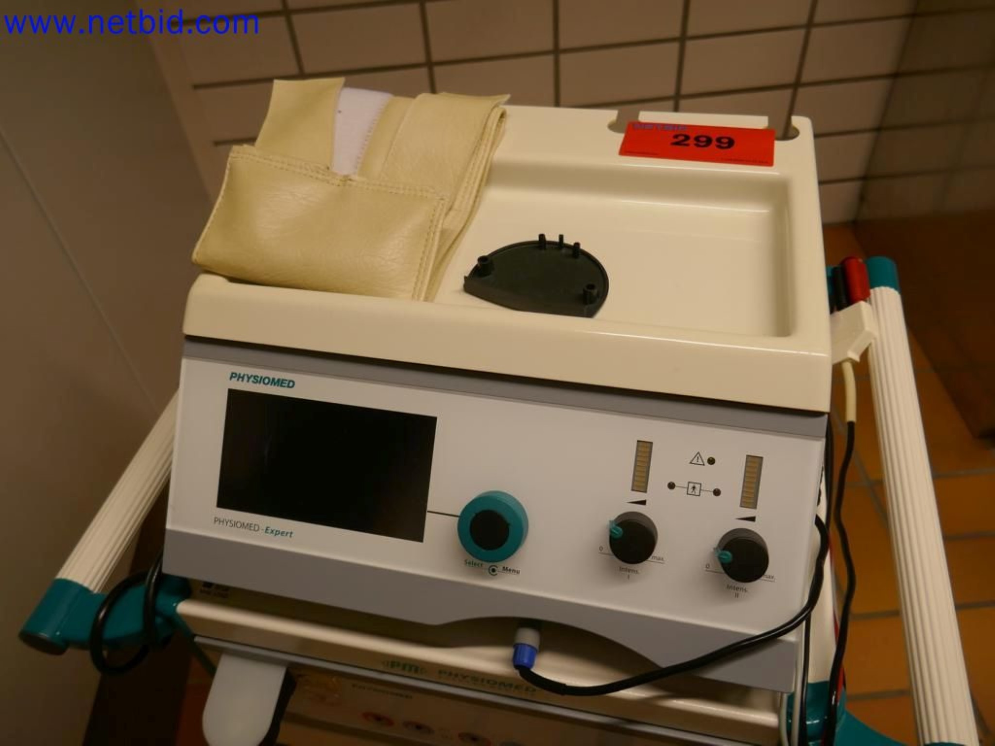 Appareils techniques médicaux, aménagement et mobilier d'un hôpital-1