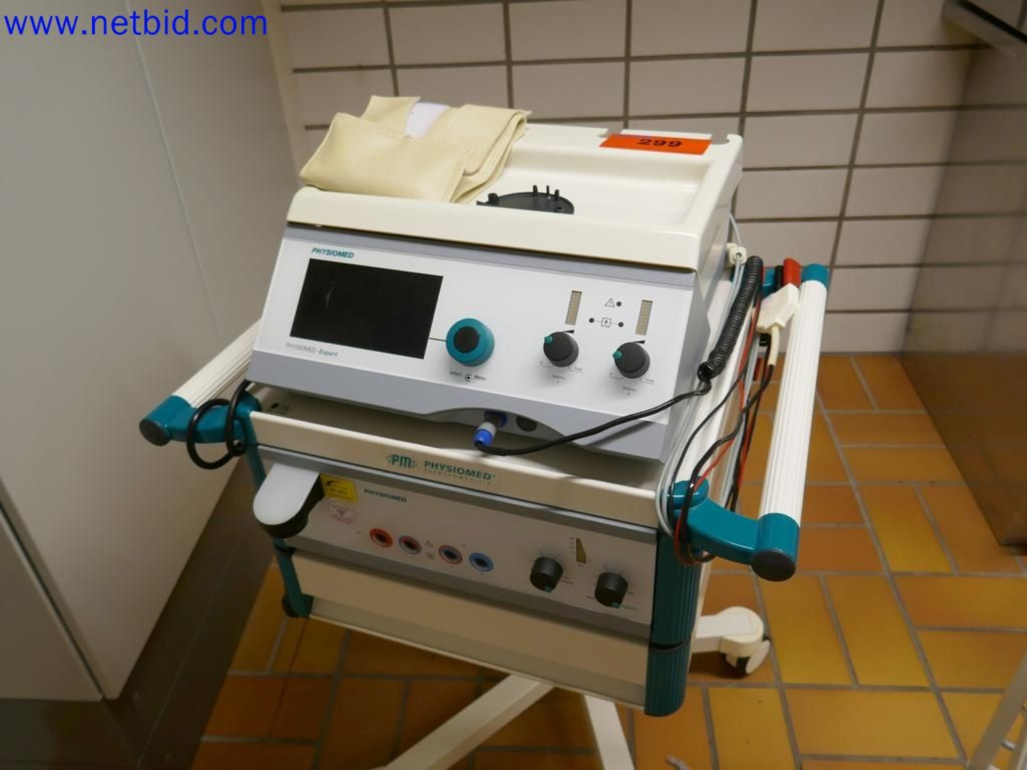 Appareils techniques médicaux, aménagement et mobilier d'un hôpital-2