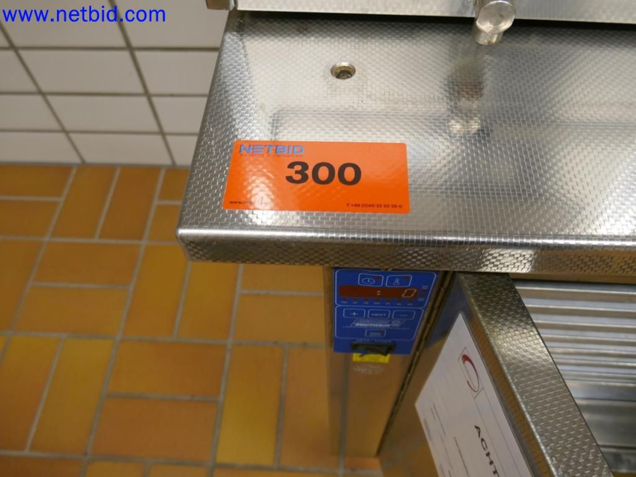 Appareils techniques médicaux, aménagement et mobilier d'un hôpital-1