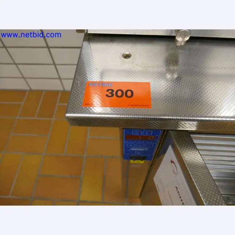 Appareils techniques médicaux, aménagement et mobilier d'un hôpital-1