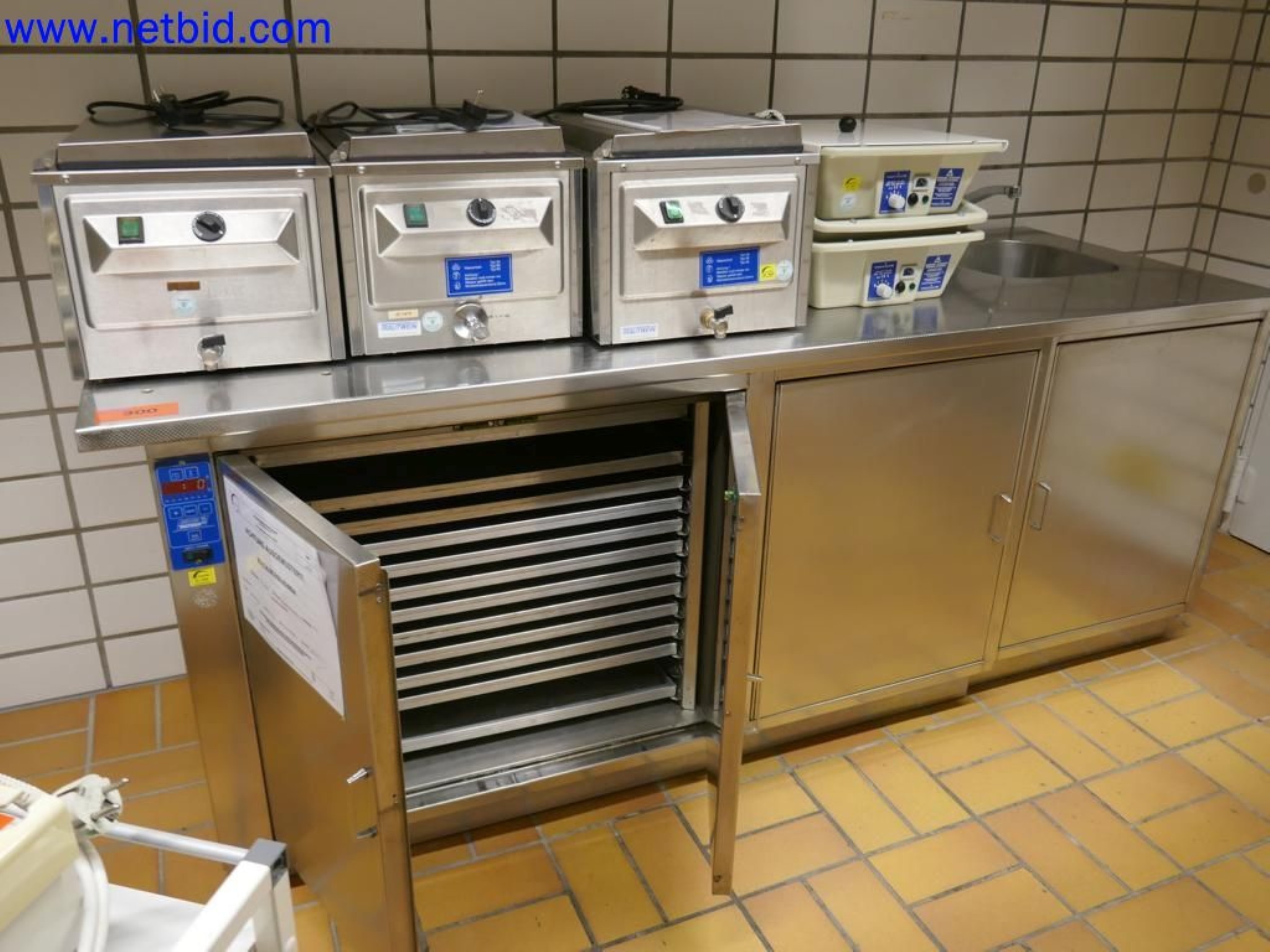 Appareils techniques médicaux, aménagement et mobilier d'un hôpital-2