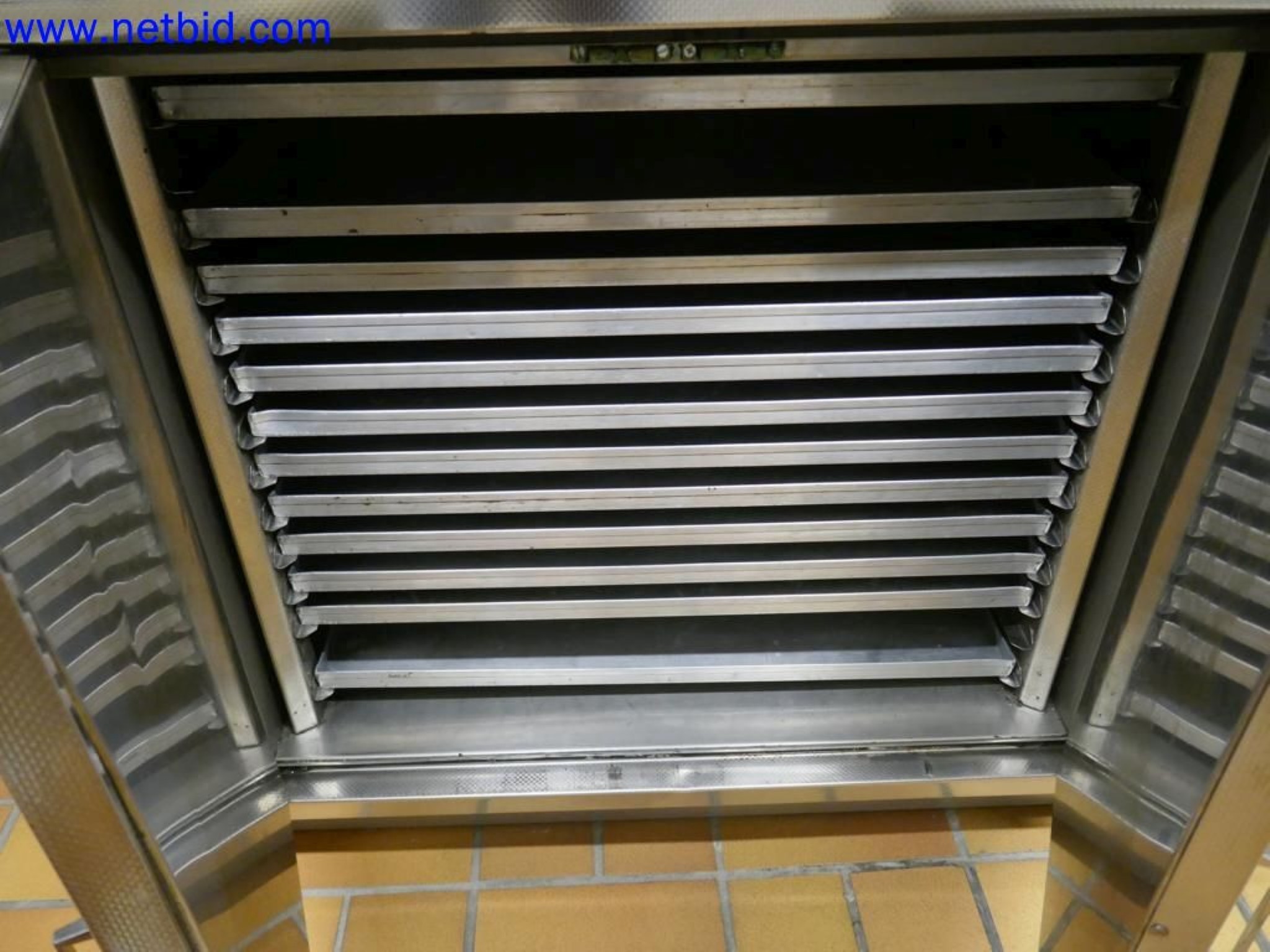 Appareils techniques médicaux, aménagement et mobilier d'un hôpital-3