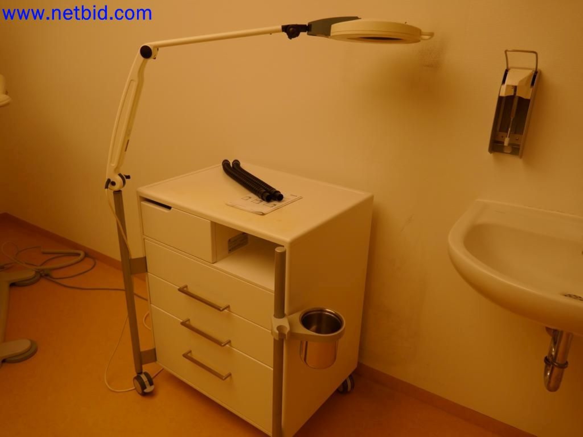 Medyczne urządzenia techniczne, wyposażenie i meble szpitalne-2