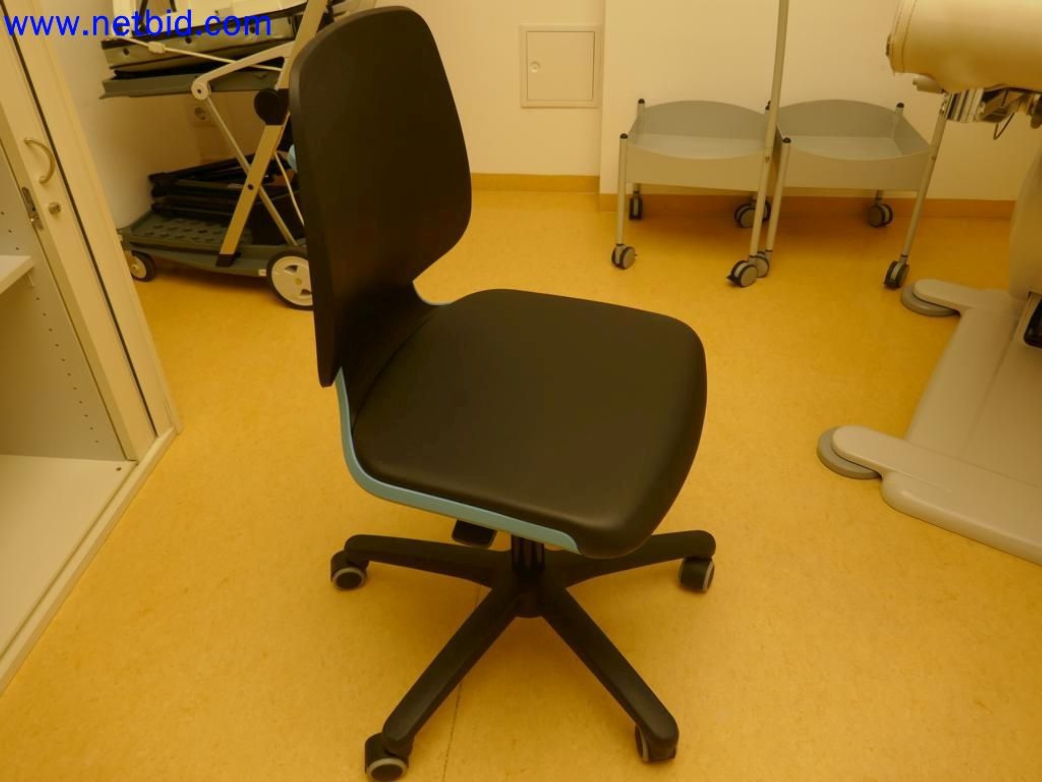 Medyczne urządzenia techniczne, wyposażenie i meble szpitalne-3