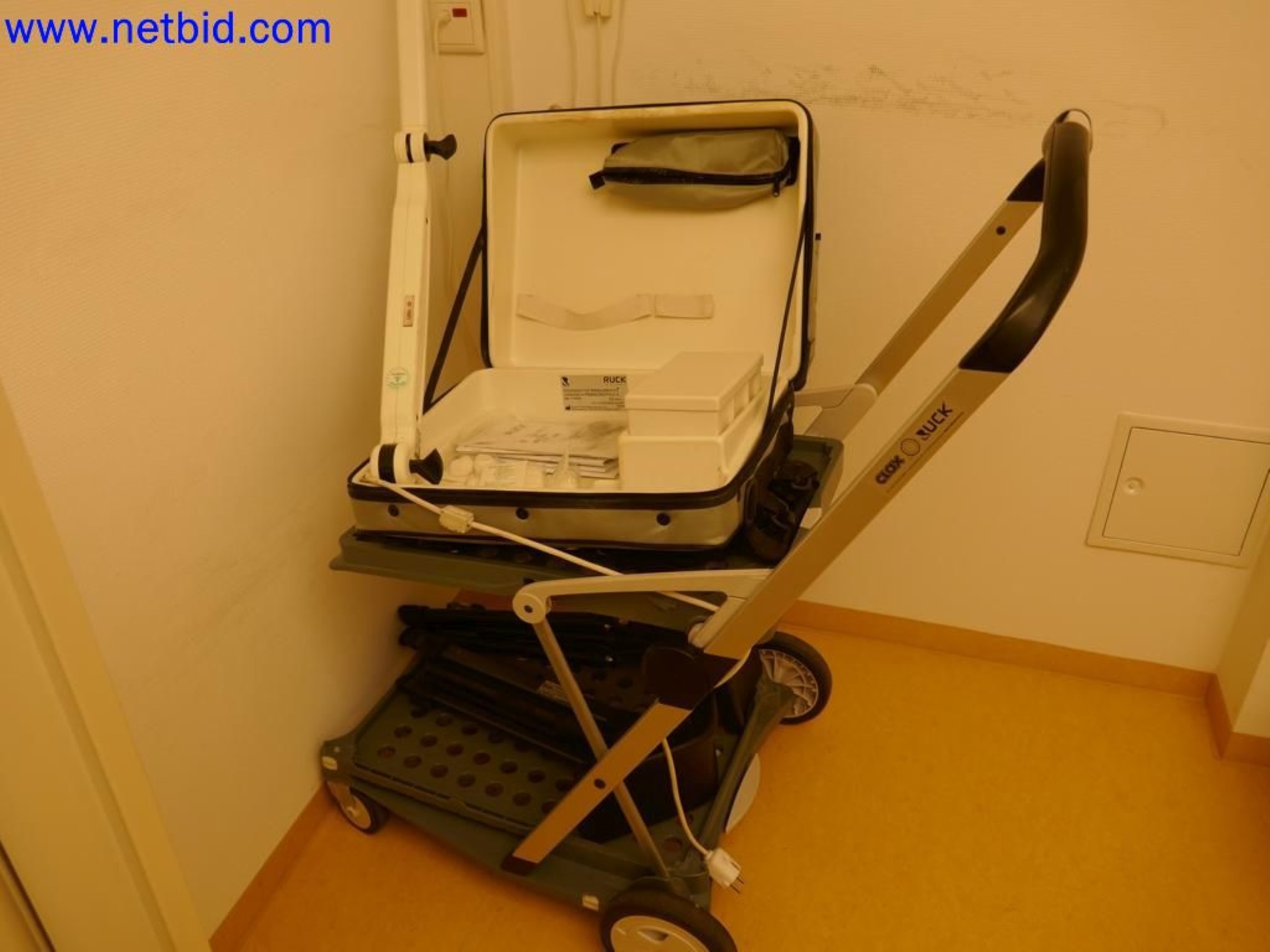 Medyczne urządzenia techniczne, wyposażenie i meble szpitalne-4