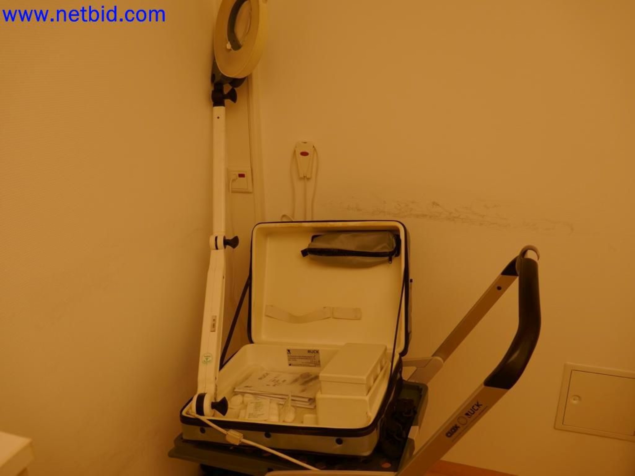 Medyczne urządzenia techniczne, wyposażenie i meble szpitalne-5