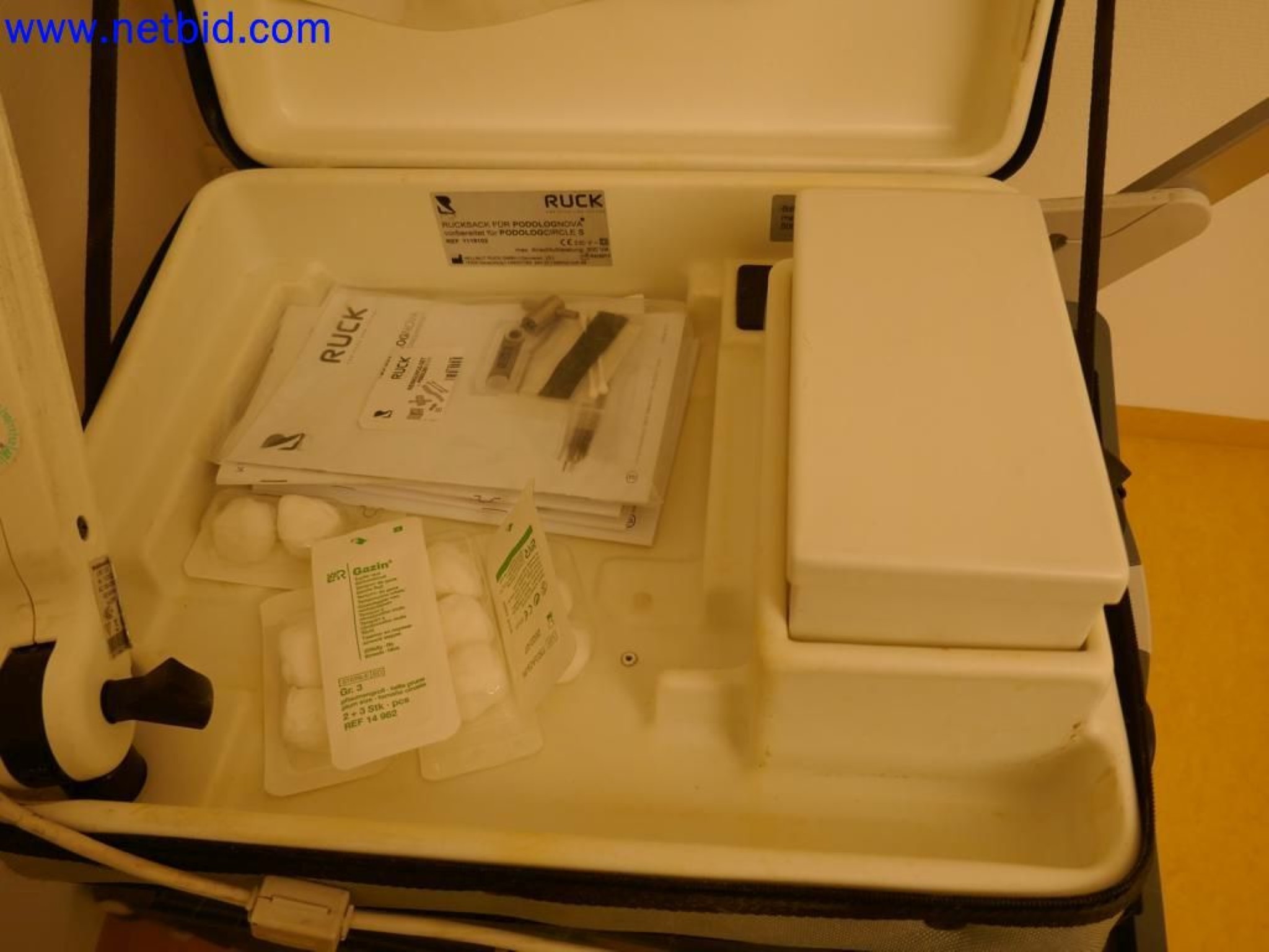 Medyczne urządzenia techniczne, wyposażenie i meble szpitalne-6