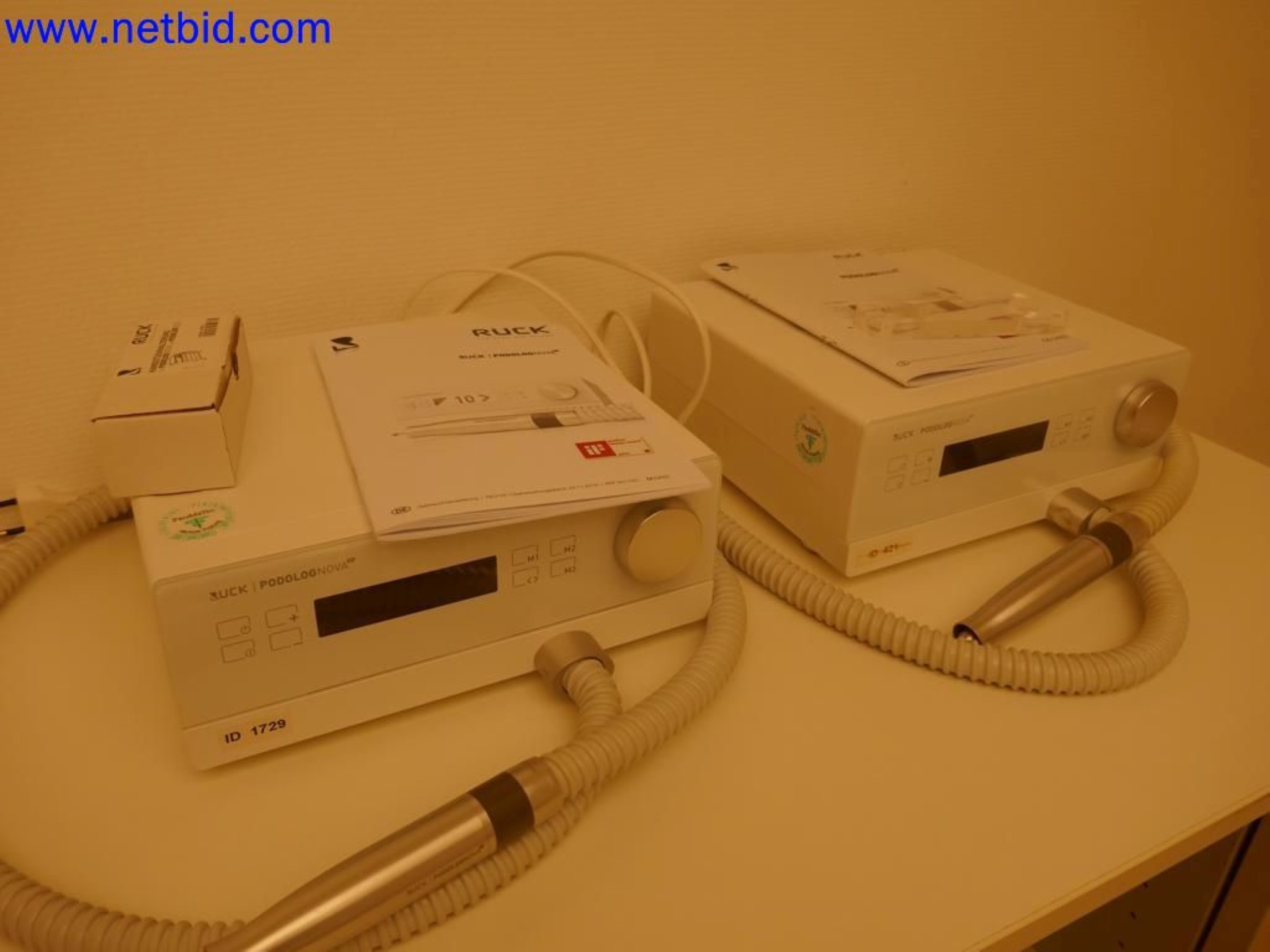 Medyczne urządzenia techniczne, wyposażenie i meble szpitalne-8