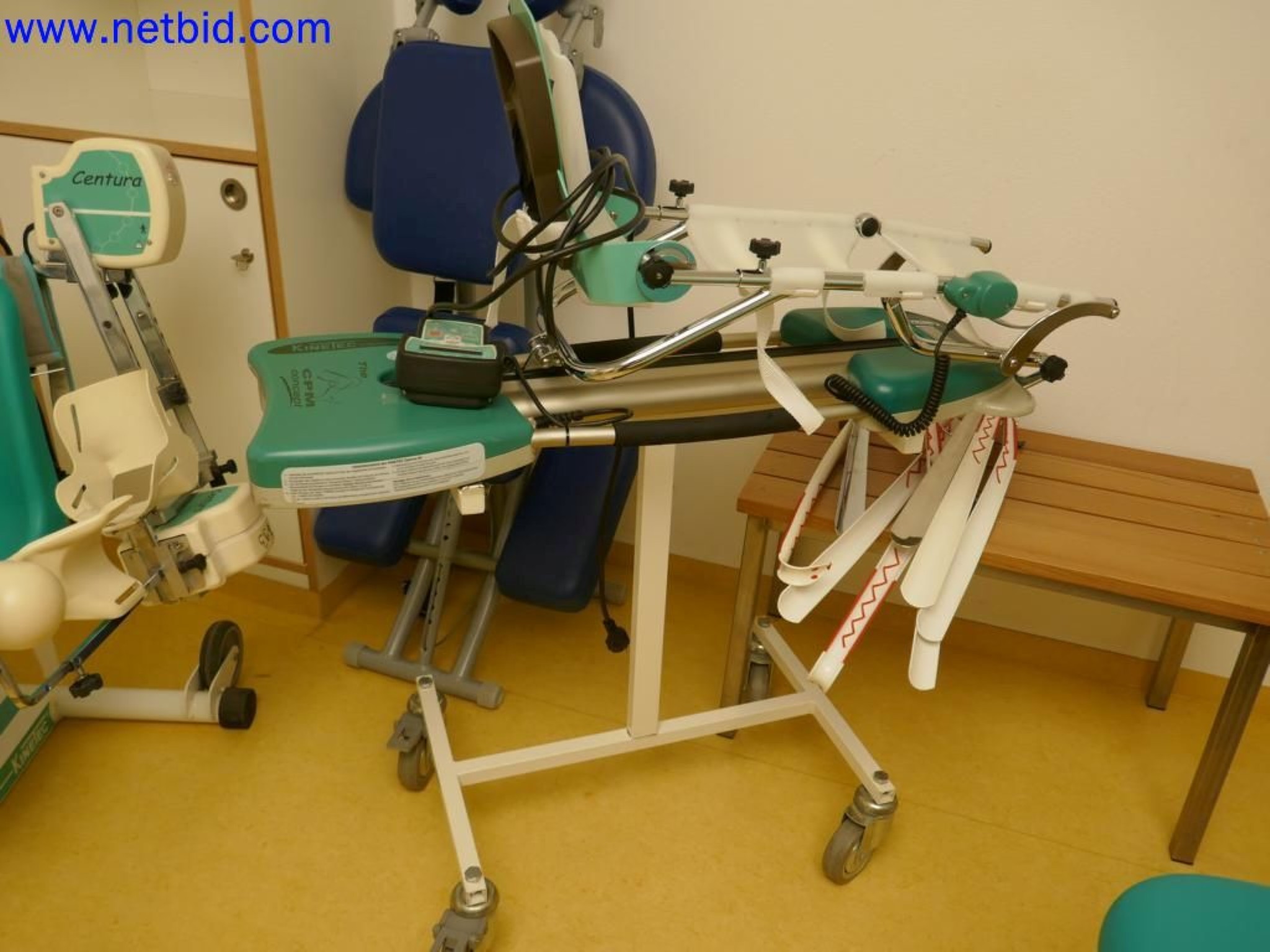 Medyczne urządzenia techniczne, wyposażenie i meble szpitalne-11