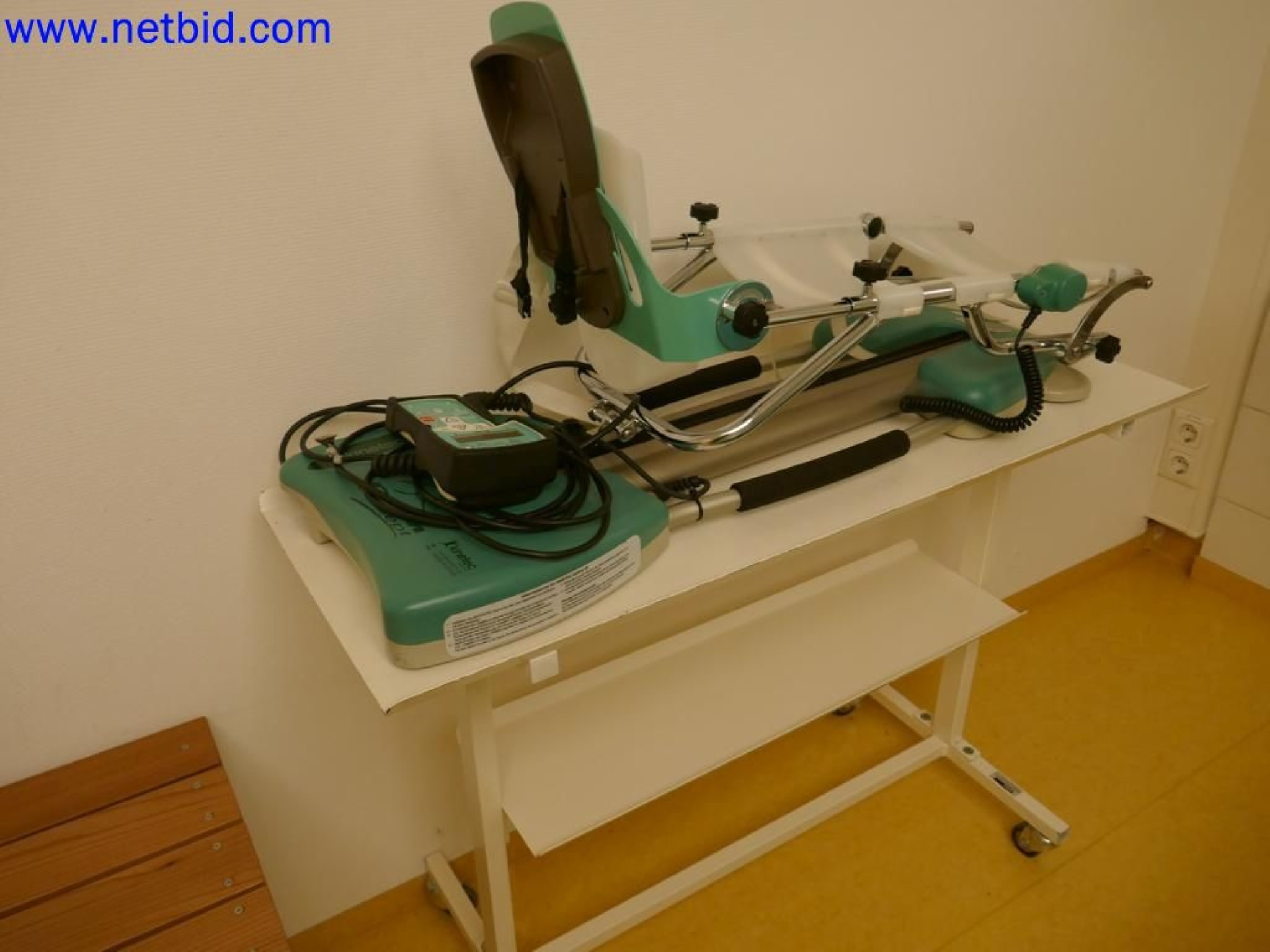 Medyczne urządzenia techniczne, wyposażenie i meble szpitalne-12