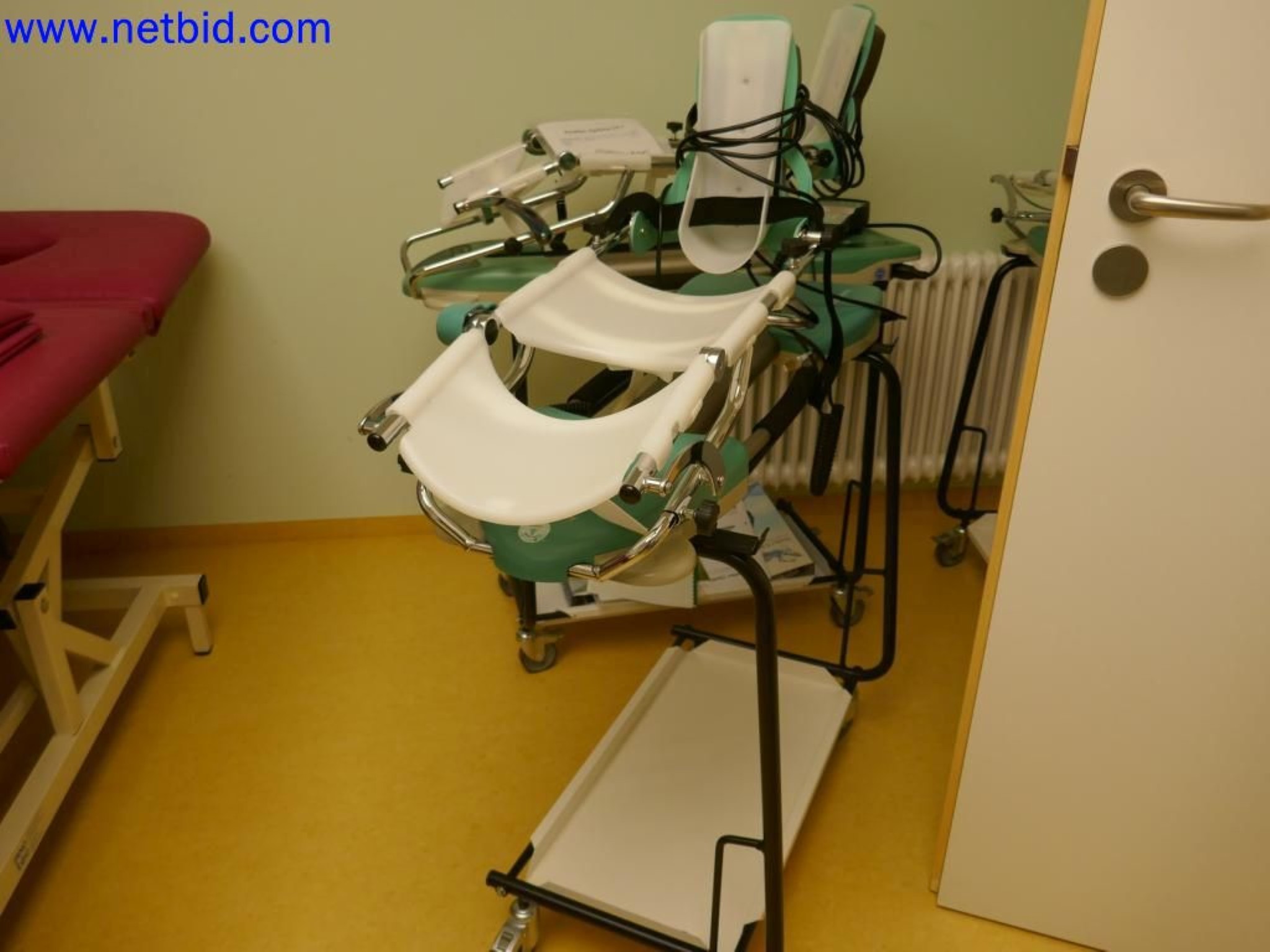 Medyczne urządzenia techniczne, wyposażenie i meble szpitalne-13