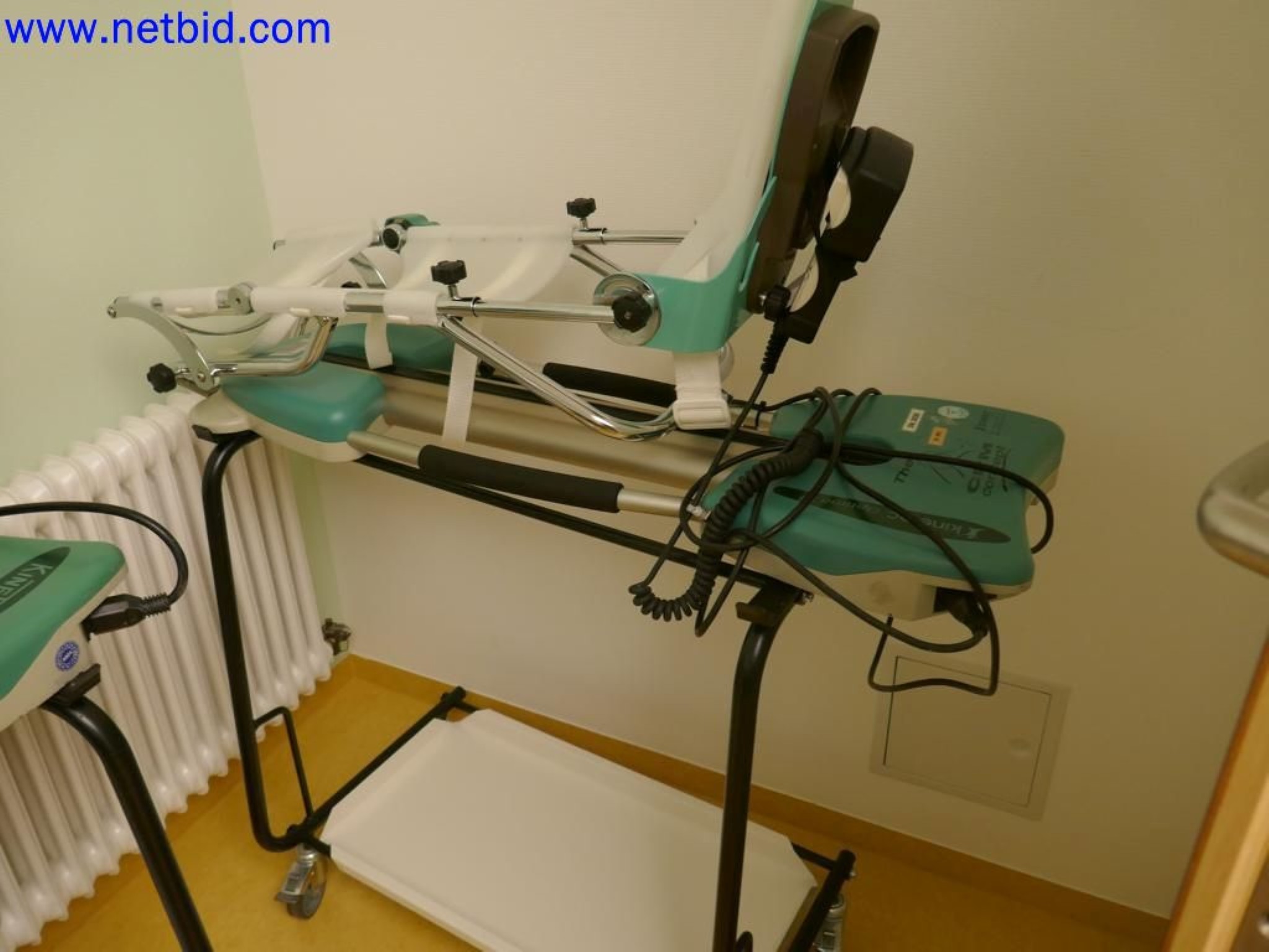 Medyczne urządzenia techniczne, wyposażenie i meble szpitalne-3