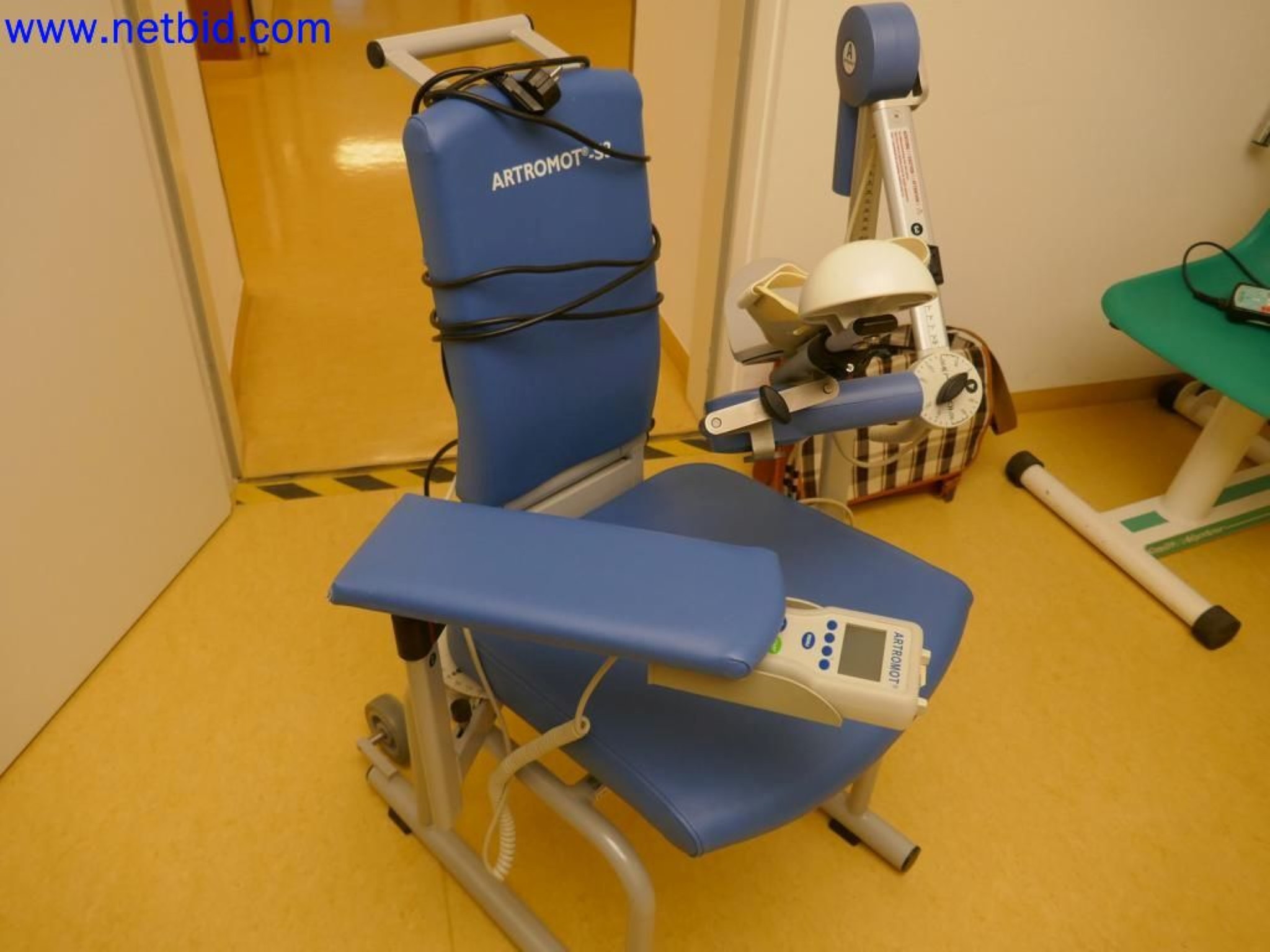 Medyczne urządzenia techniczne, wyposażenie i meble szpitalne-8