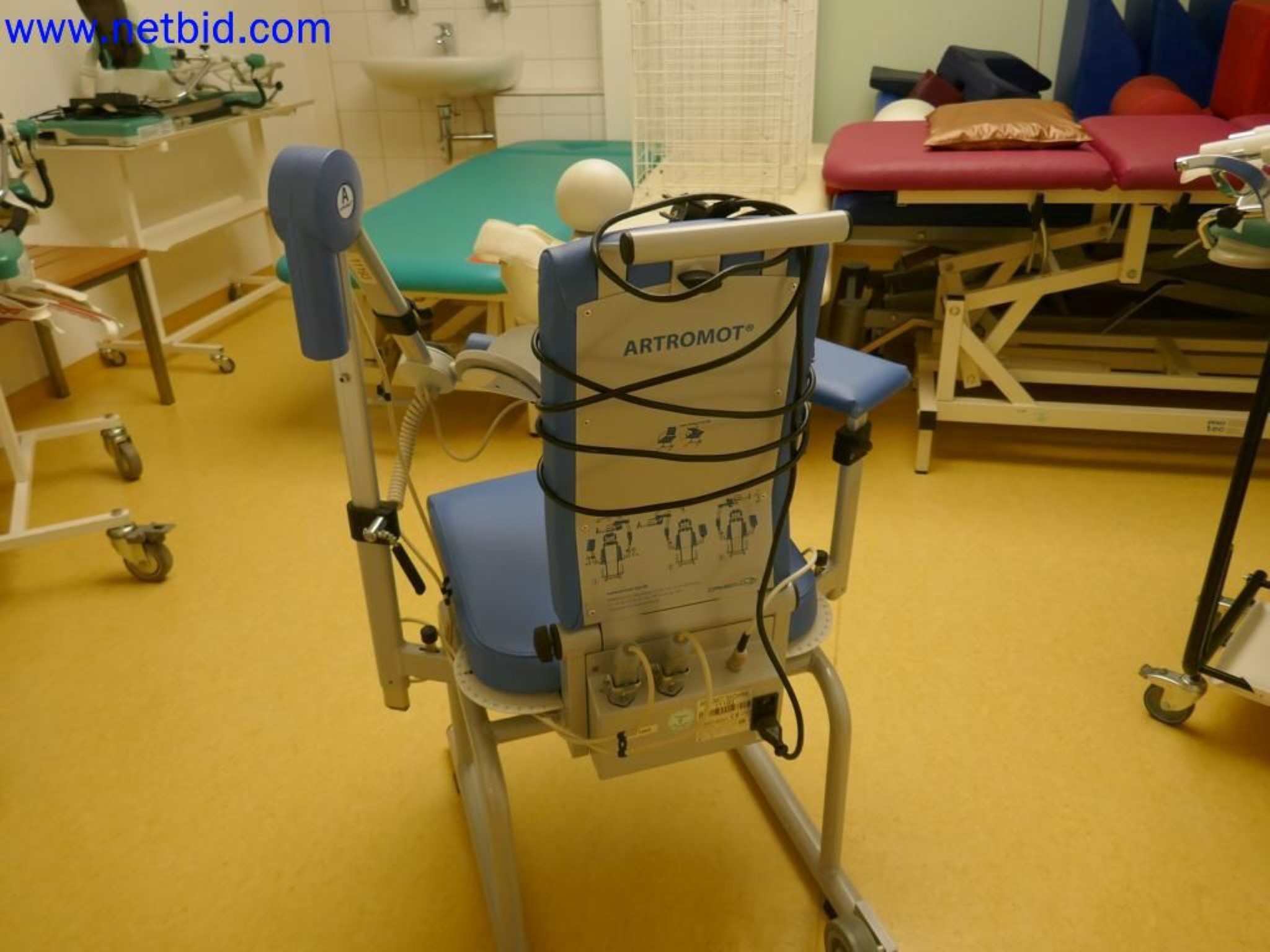 Medyczne urządzenia techniczne, wyposażenie i meble szpitalne-9