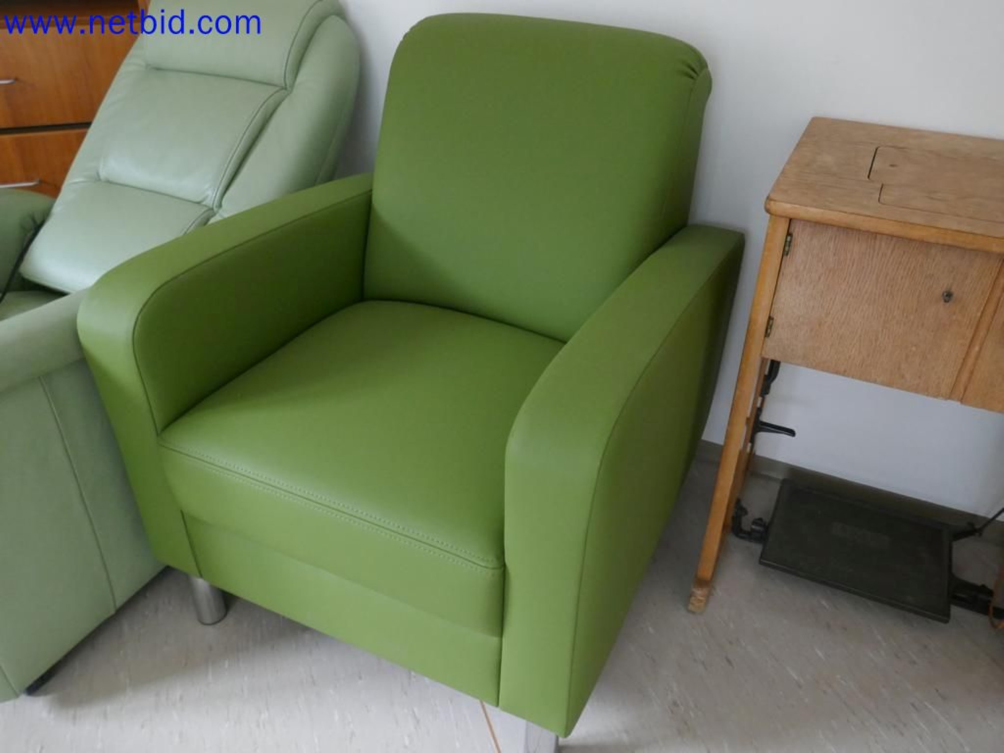 Medyczne urządzenia techniczne, wyposażenie i meble szpitalne-2