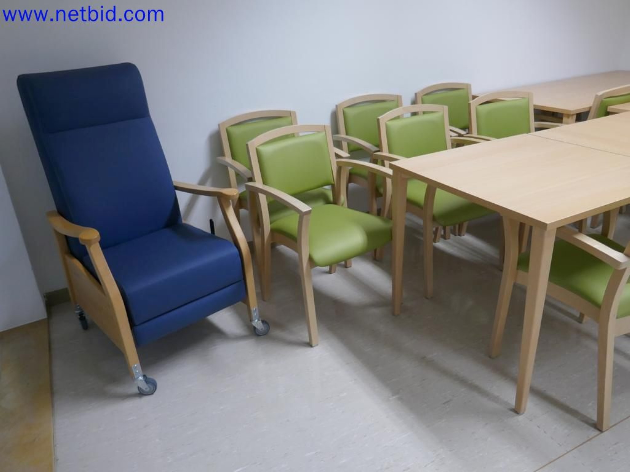 Medyczne urządzenia techniczne, wyposażenie i meble szpitalne-5