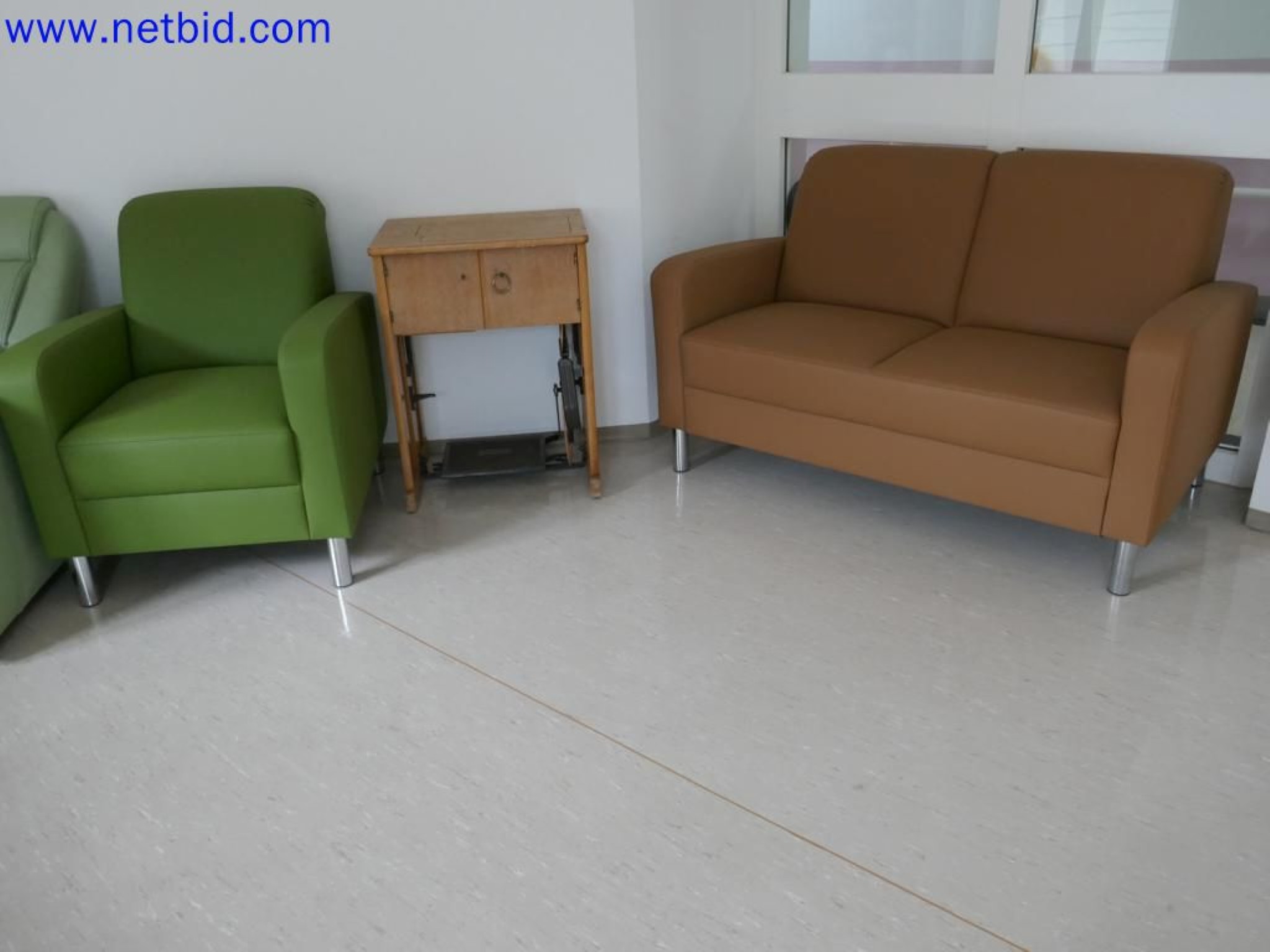 Medyczne urządzenia techniczne, wyposażenie i meble szpitalne-6