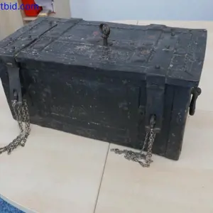 arcón de acero antiguo