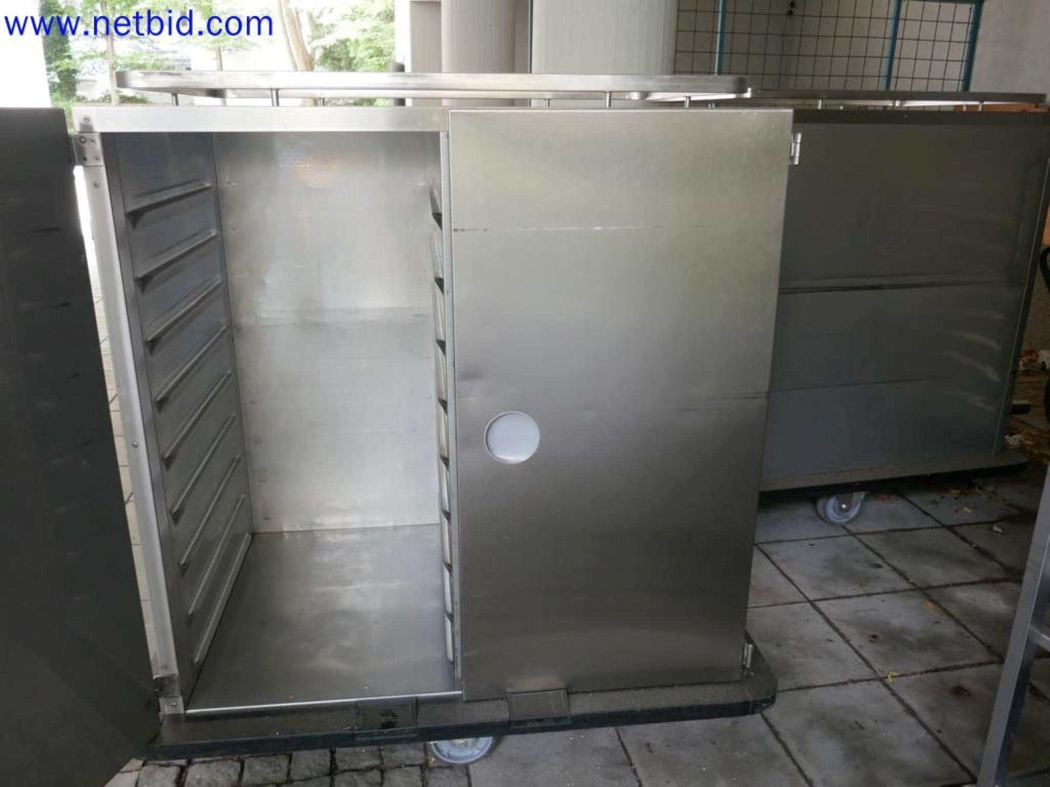 Medyczne urządzenia techniczne, wyposażenie i meble szpitalne-2