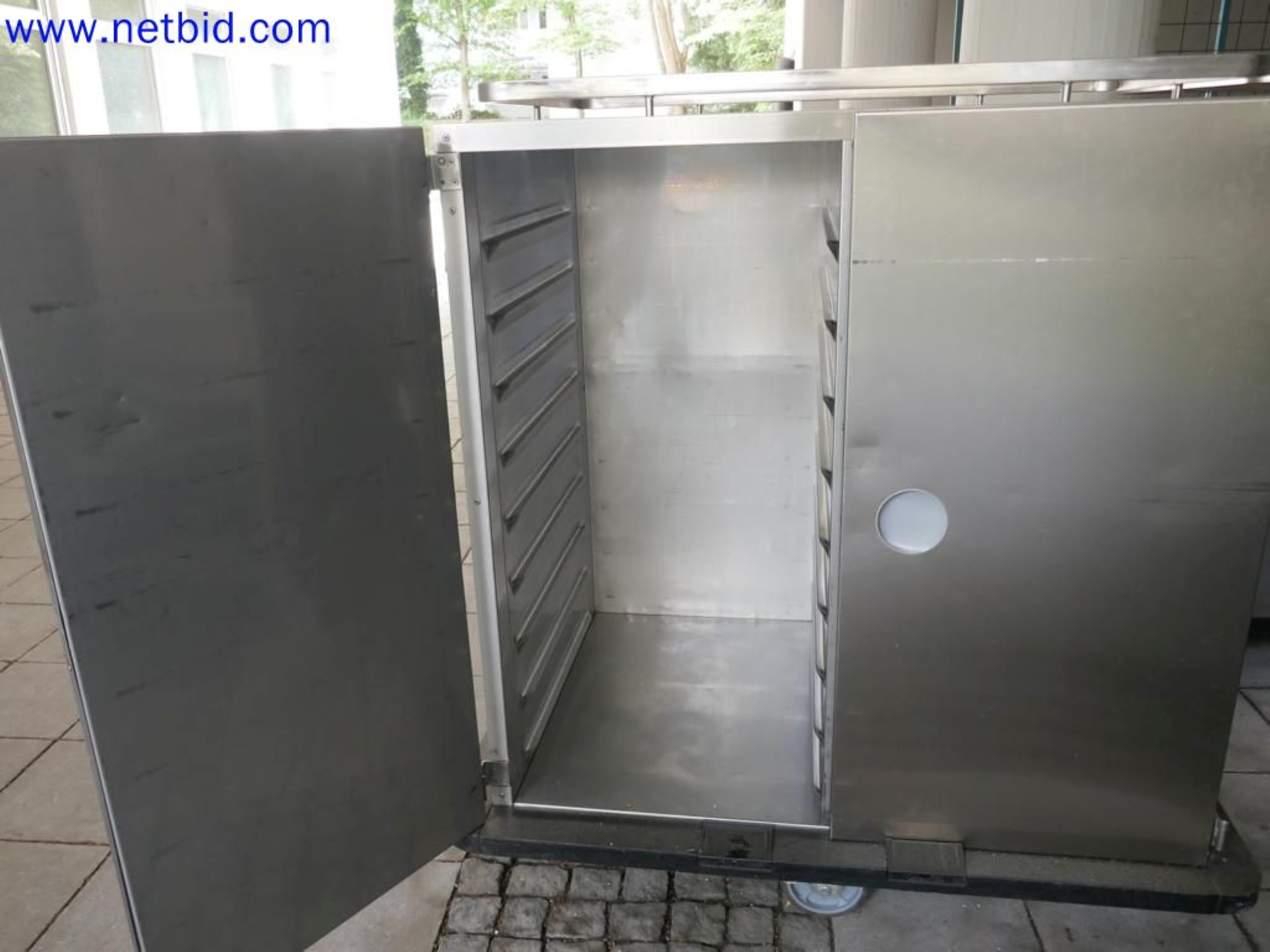 Medyczne urządzenia techniczne, wyposażenie i meble szpitalne-3