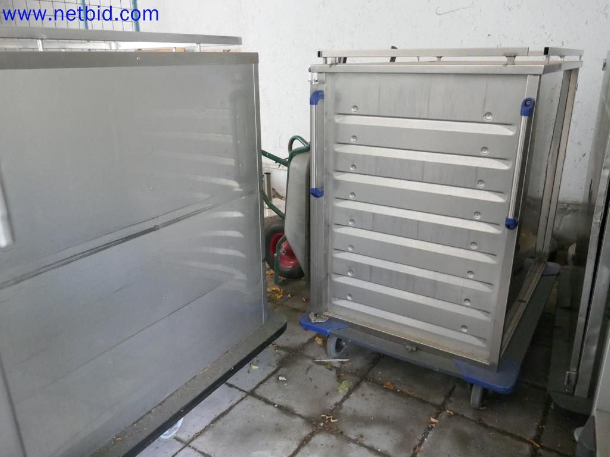 Medyczne urządzenia techniczne, wyposażenie i meble szpitalne-4