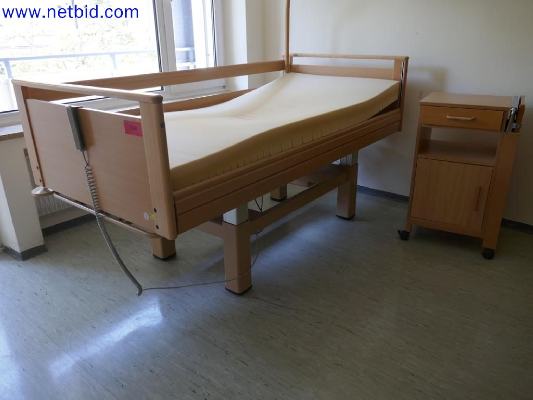 Medyczne urządzenia techniczne, wyposażenie i meble szpitalne-1