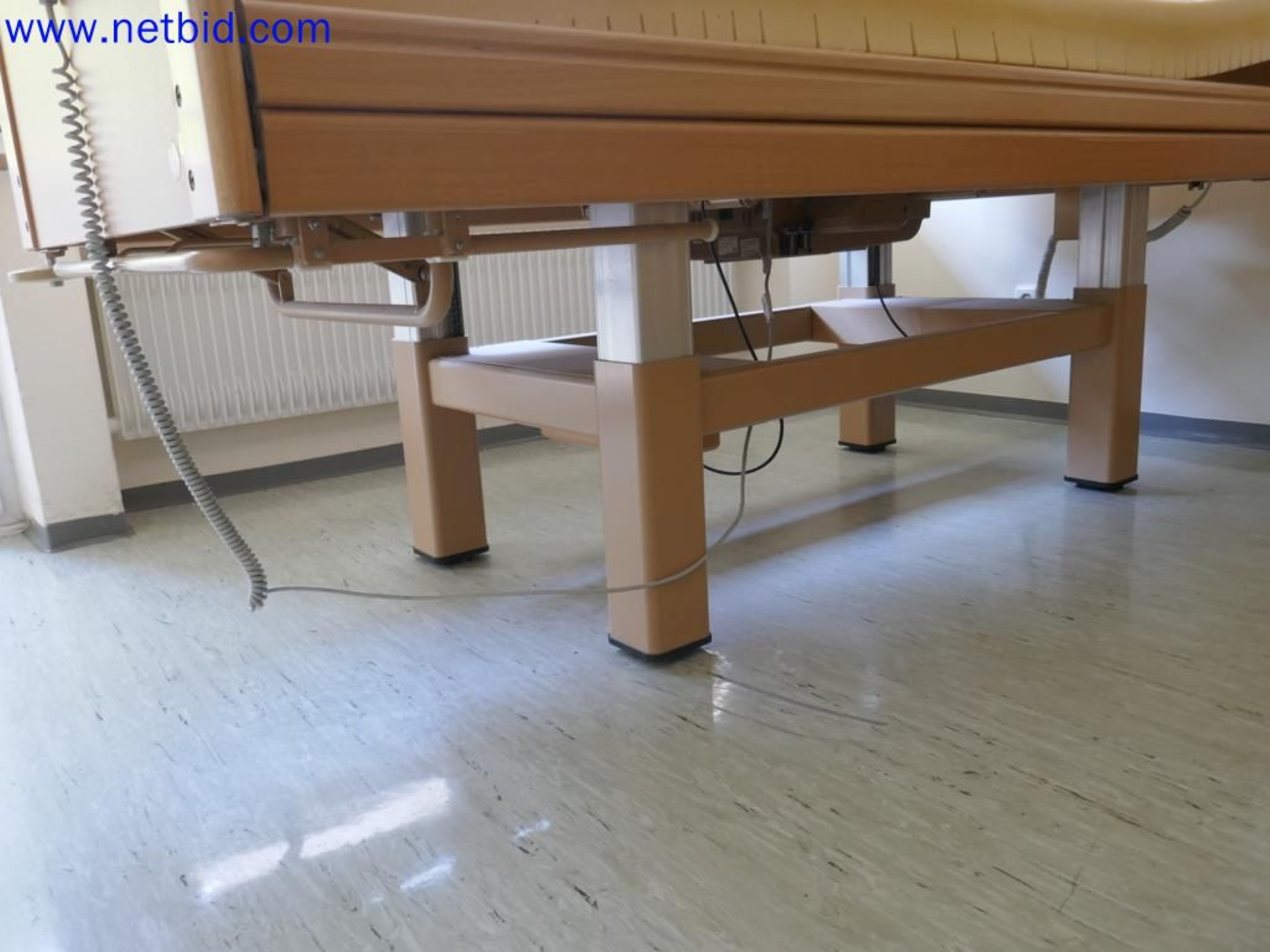 Medyczne urządzenia techniczne, wyposażenie i meble szpitalne-2