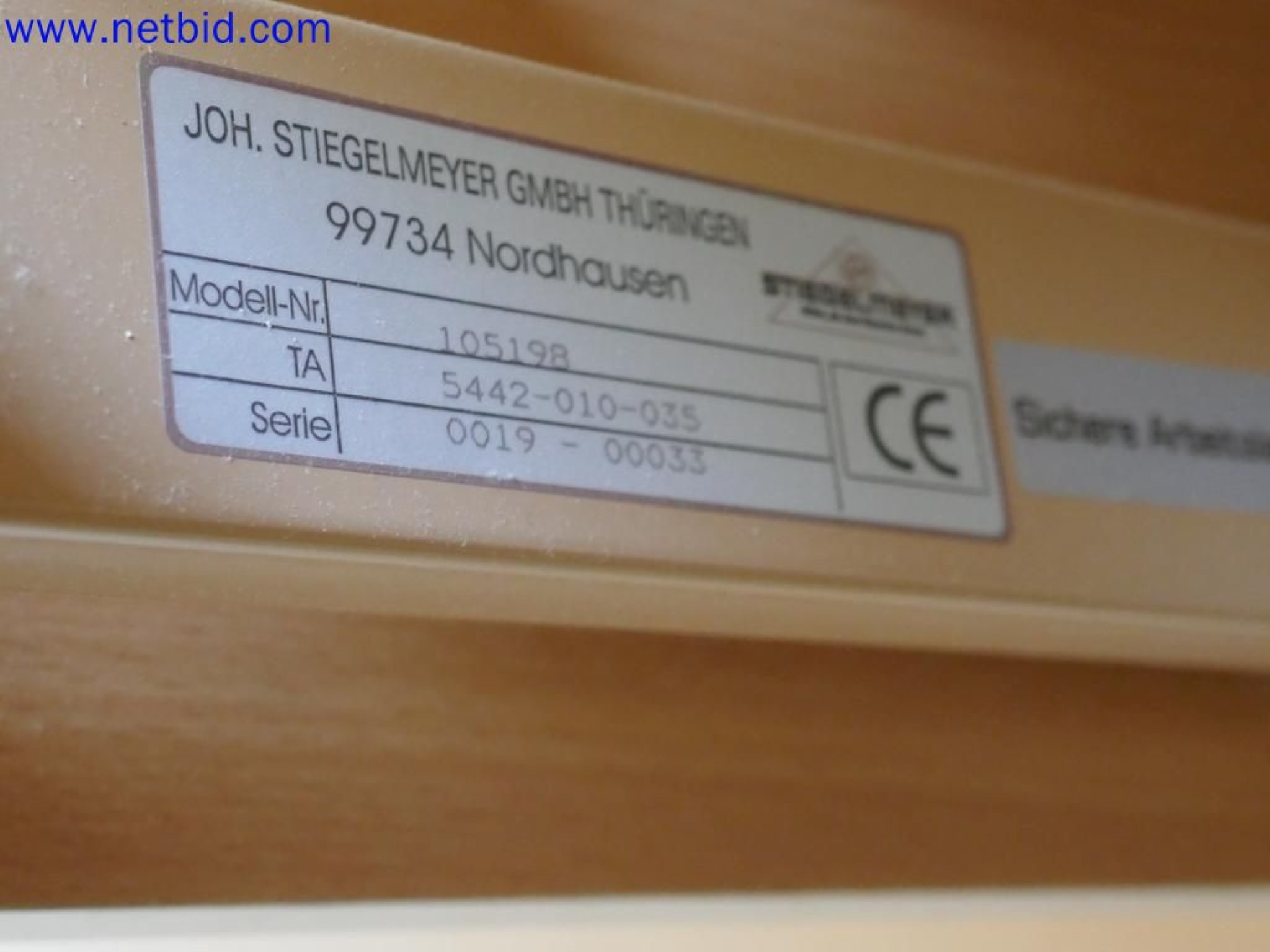 Medyczne urządzenia techniczne, wyposażenie i meble szpitalne-3