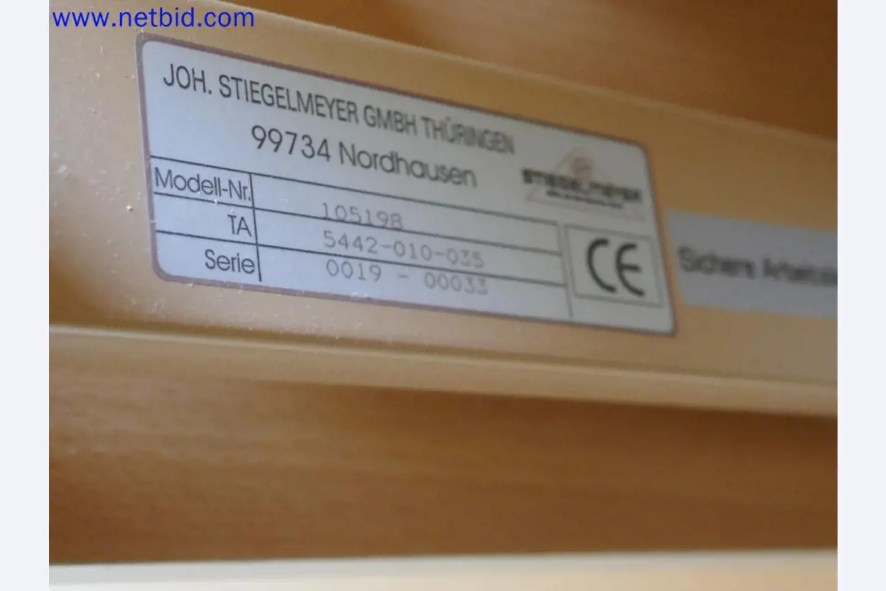 Medyczne urządzenia techniczne, wyposażenie i meble szpitalne-3