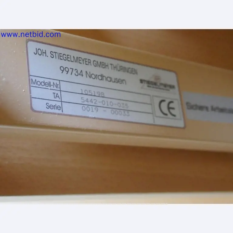 Medyczne urządzenia techniczne, wyposażenie i meble szpitalne-3