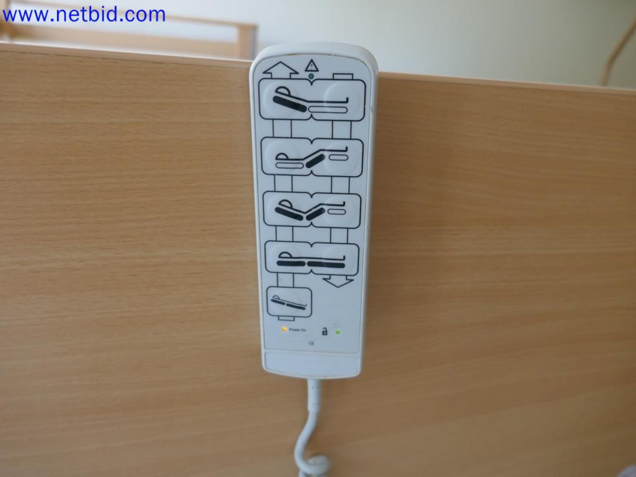 Medyczne urządzenia techniczne, wyposażenie i meble szpitalne-4