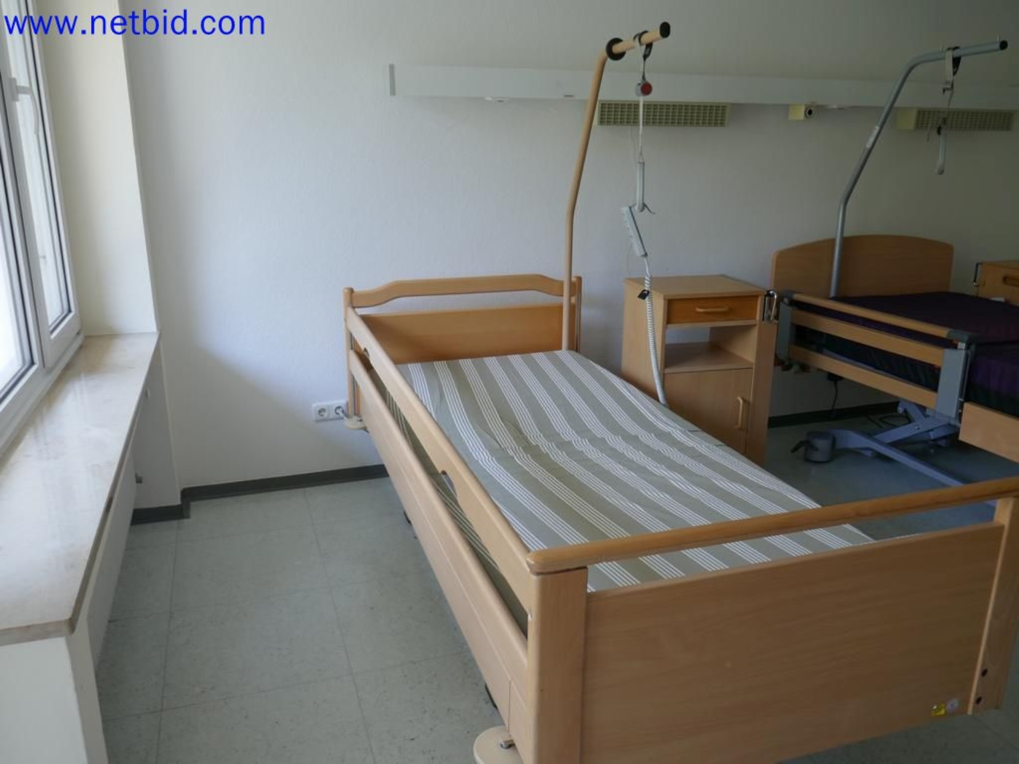 Medyczne urządzenia techniczne, wyposażenie i meble szpitalne-5