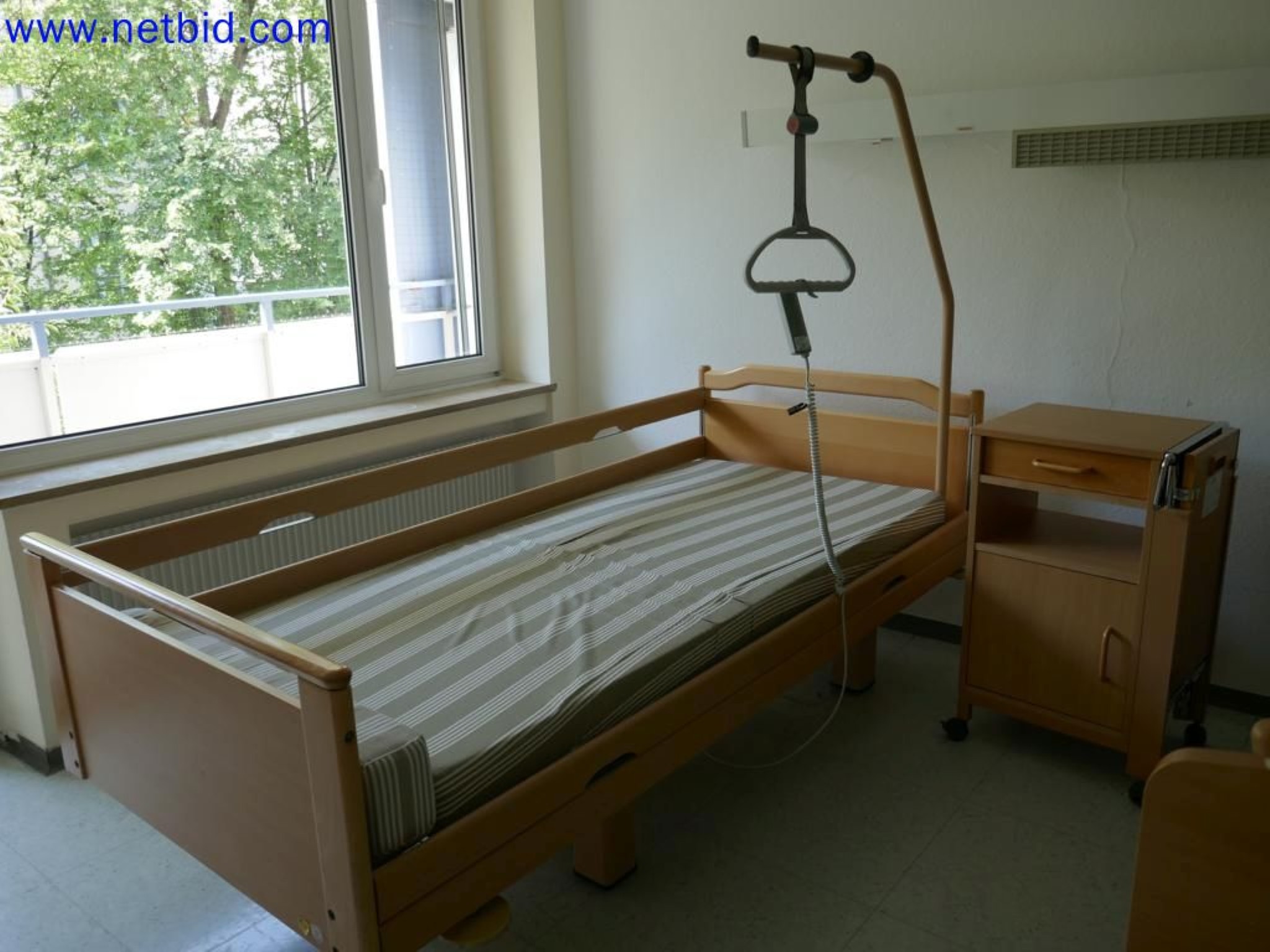 Medyczne urządzenia techniczne, wyposażenie i meble szpitalne-6