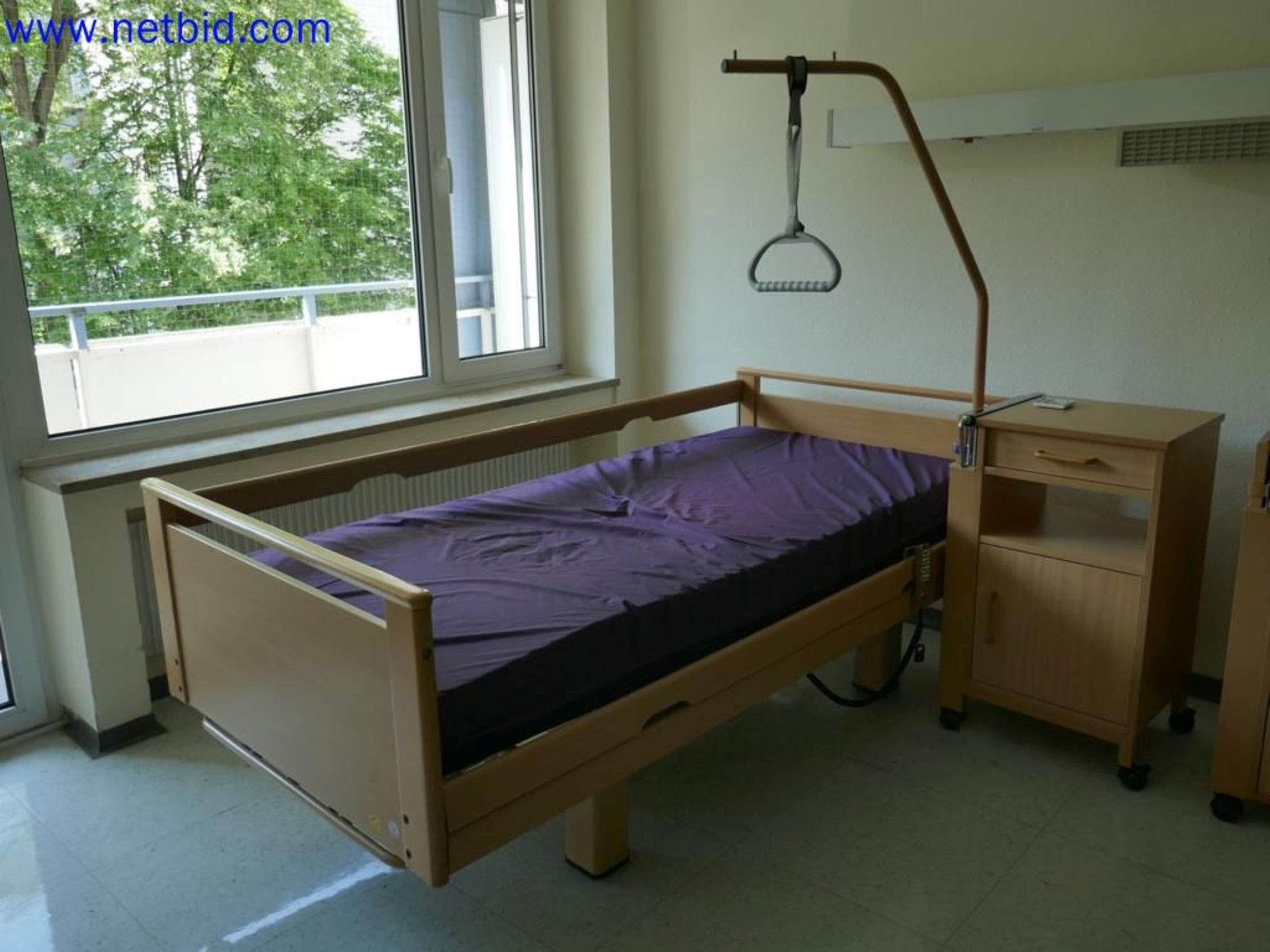 Medyczne urządzenia techniczne, wyposażenie i meble szpitalne-7