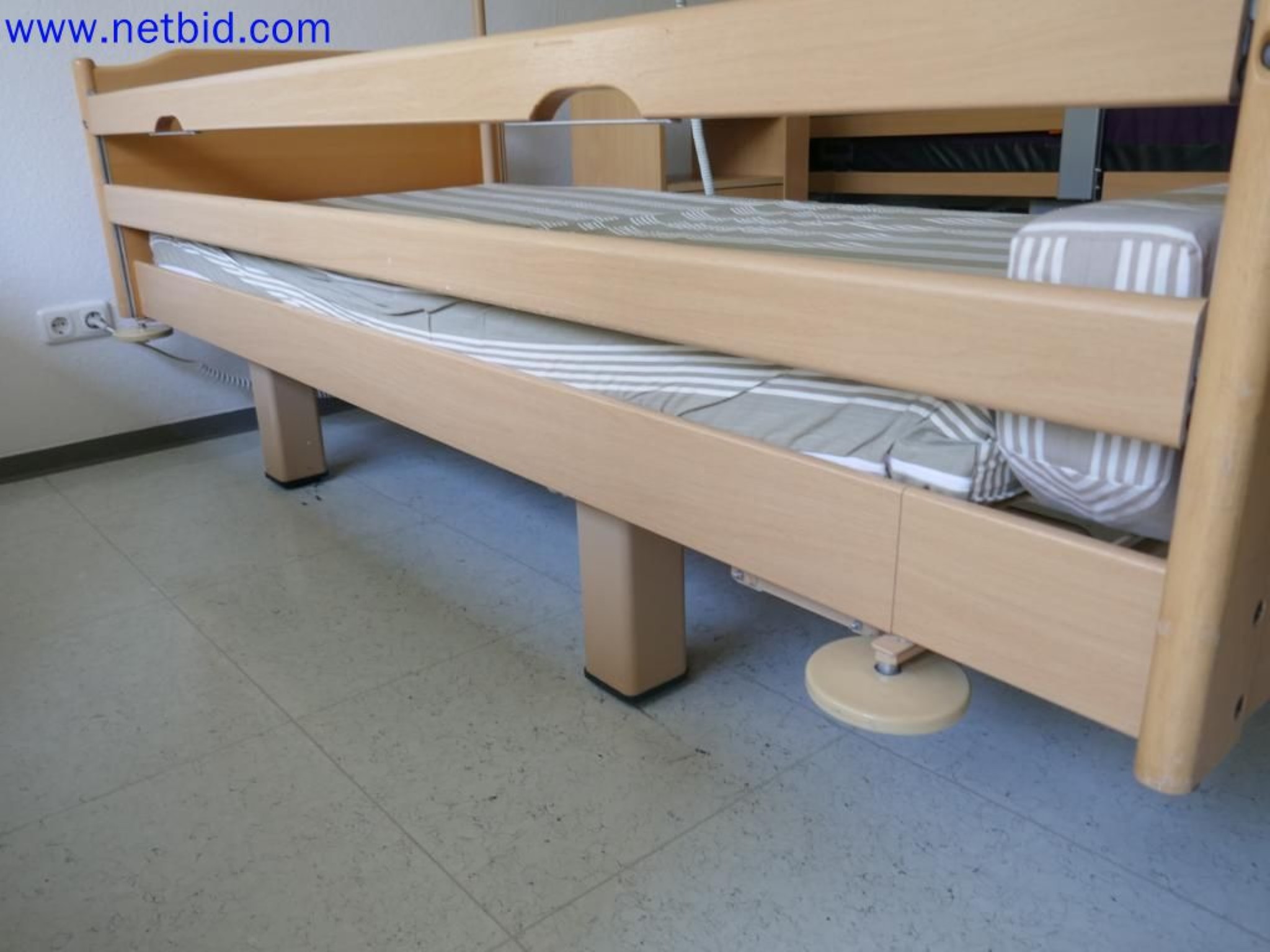 Medyczne urządzenia techniczne, wyposażenie i meble szpitalne-9