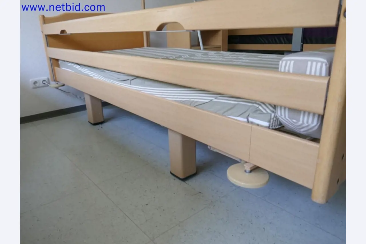 Medyczne urządzenia techniczne, wyposażenie i meble szpitalne-9