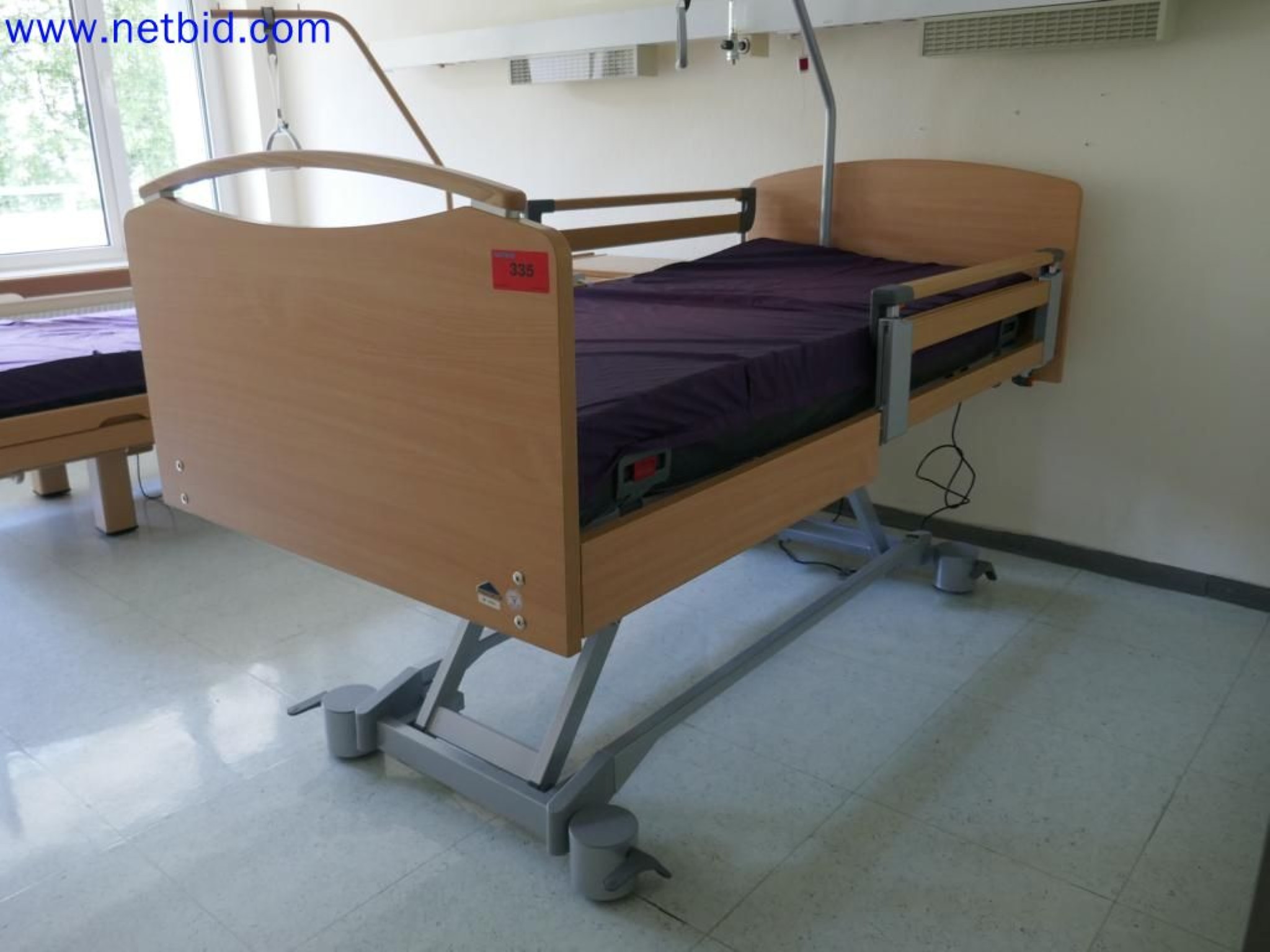 Medyczne urządzenia techniczne, wyposażenie i meble szpitalne-1