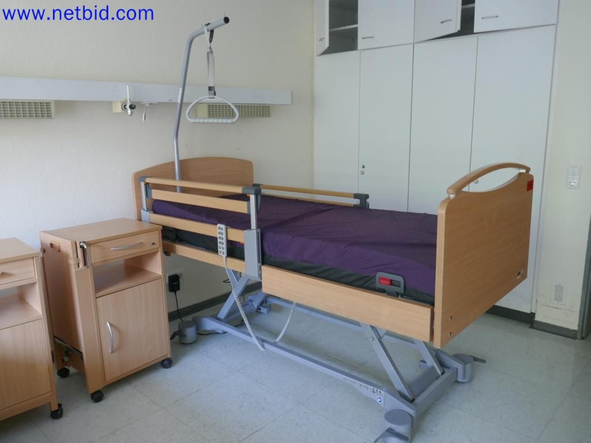 Medyczne urządzenia techniczne, wyposażenie i meble szpitalne-2