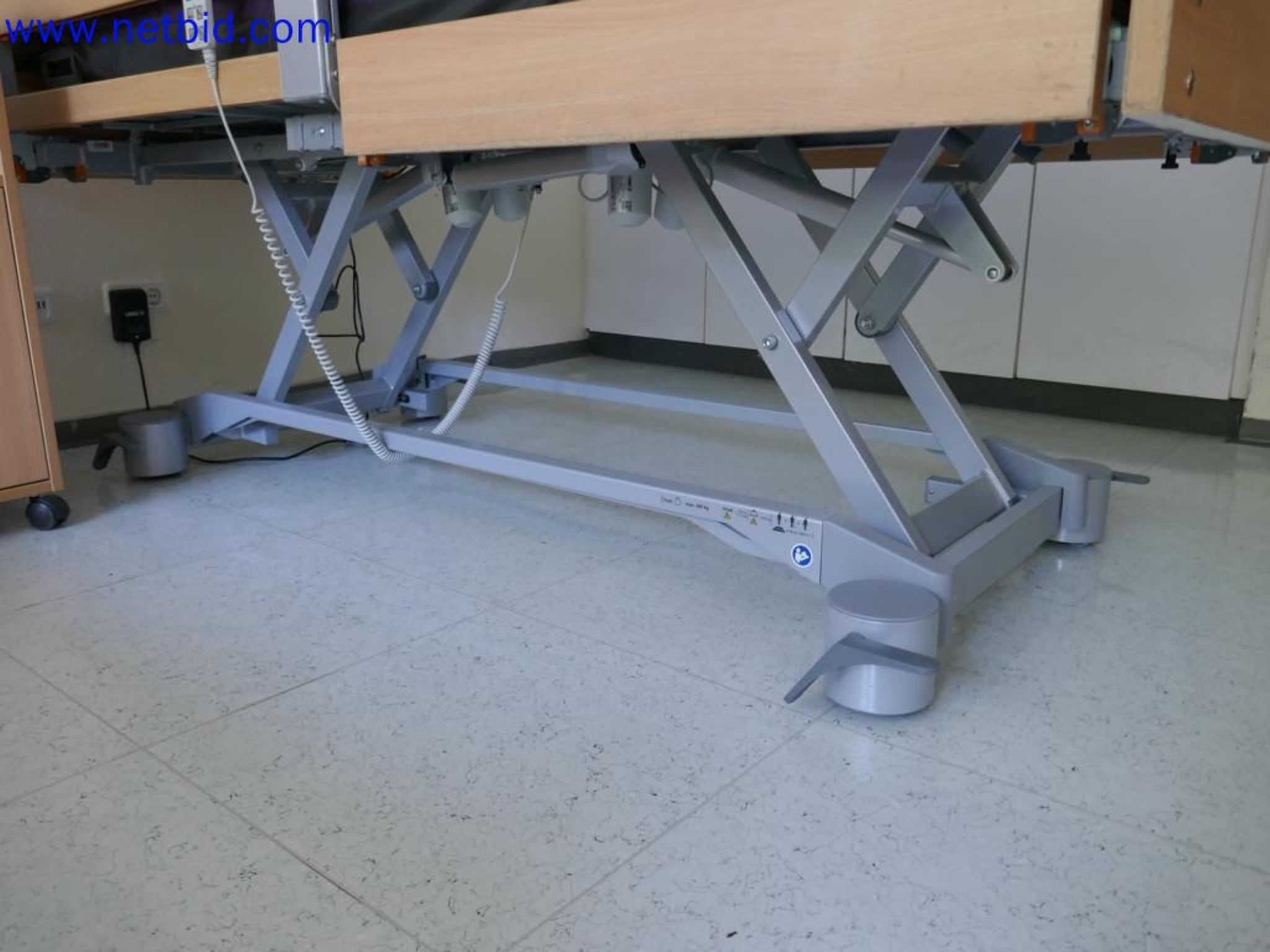 Medyczne urządzenia techniczne, wyposażenie i meble szpitalne-3