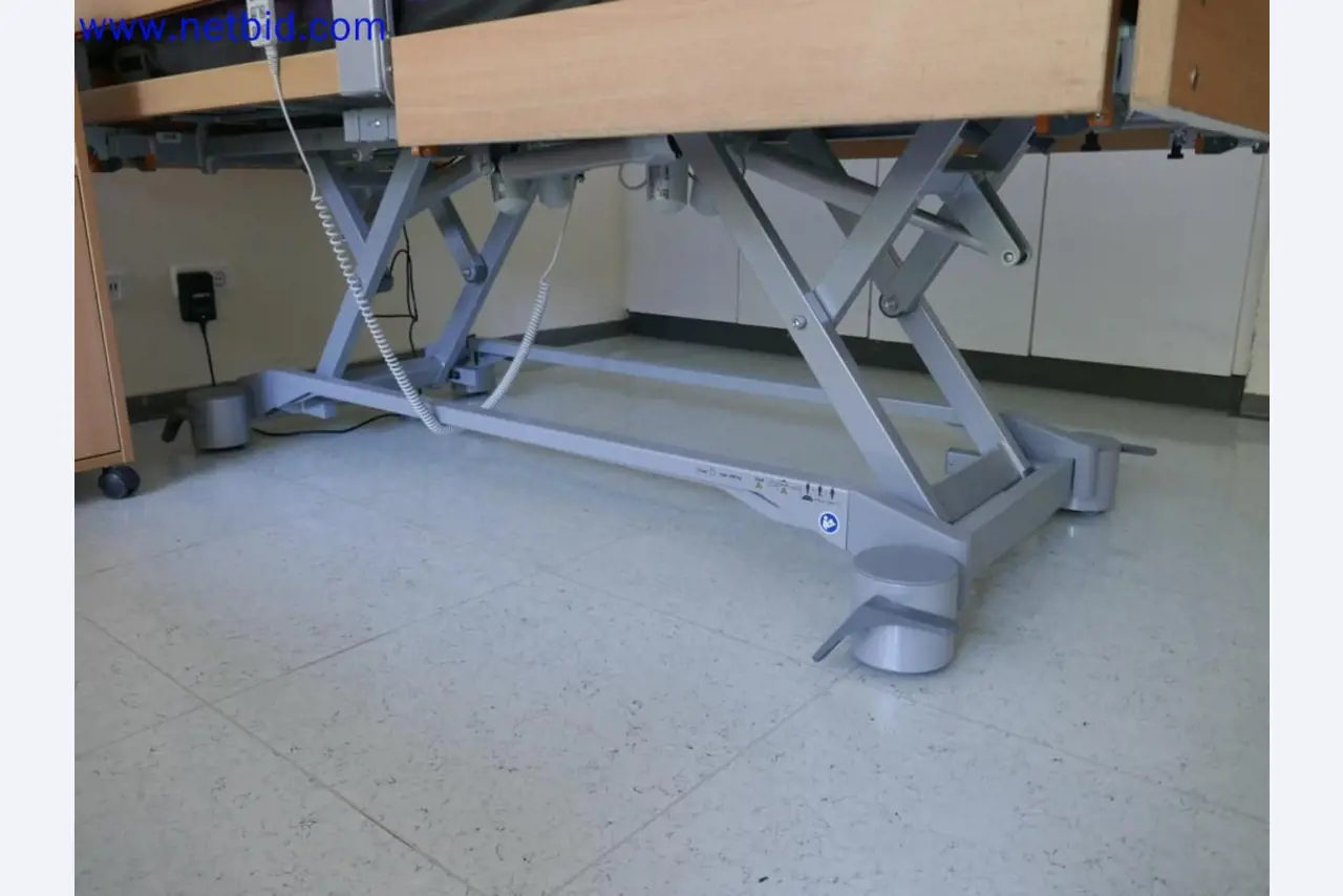 Medyczne urządzenia techniczne, wyposażenie i meble szpitalne-3