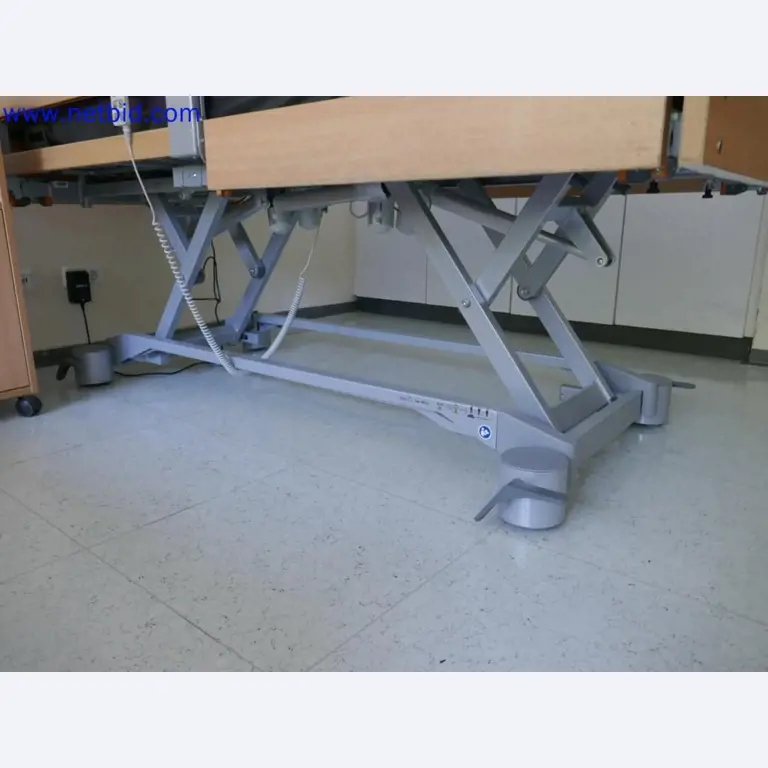 Medyczne urządzenia techniczne, wyposażenie i meble szpitalne-3