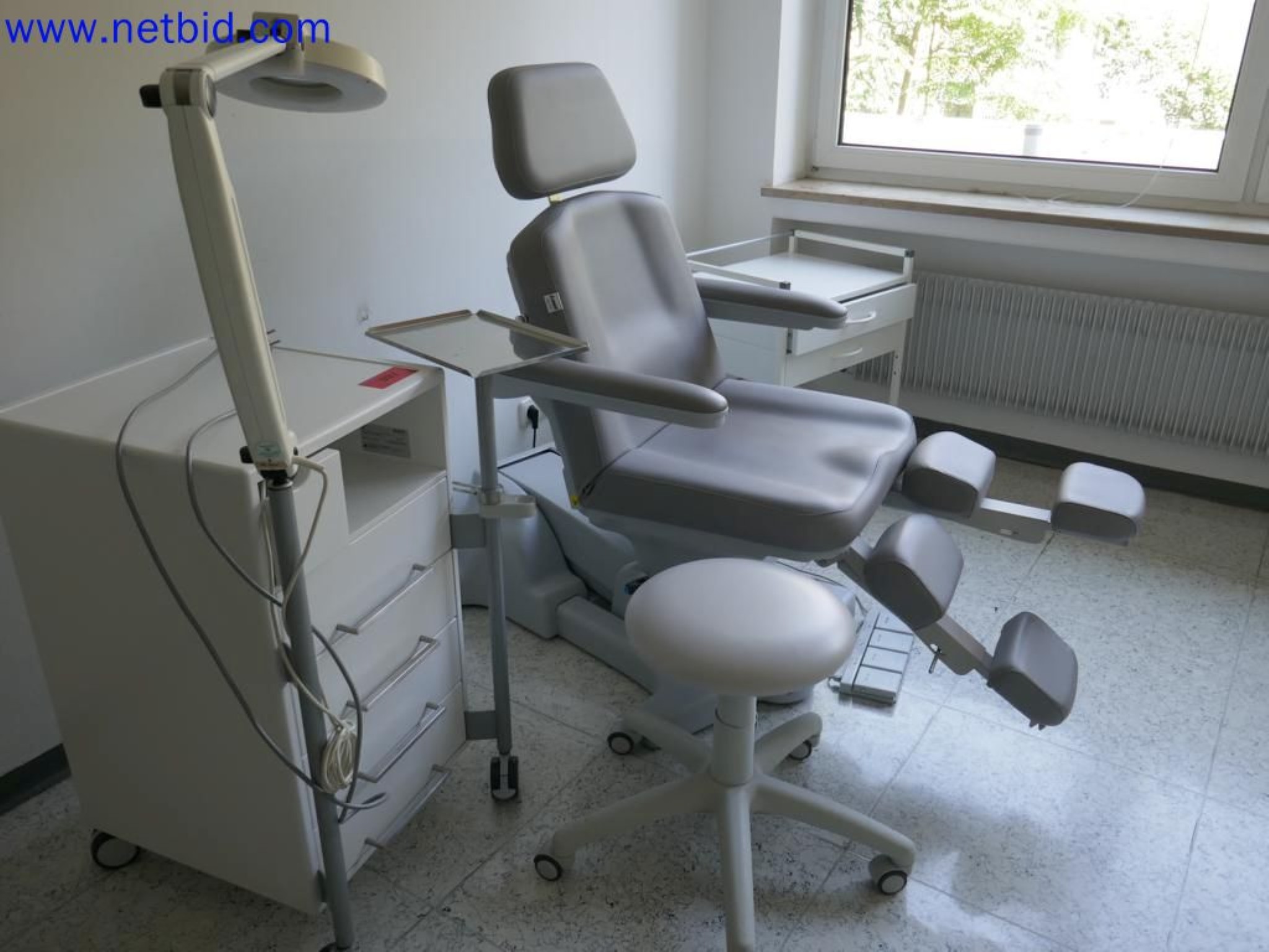 Medizinisch technische Geräte, Einrichtung und Mobiliar eines Krankenhauses-1