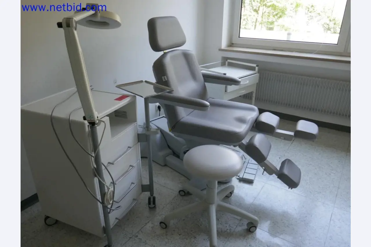 Medizinisch technische Geräte, Einrichtung und Mobiliar eines Krankenhauses-1