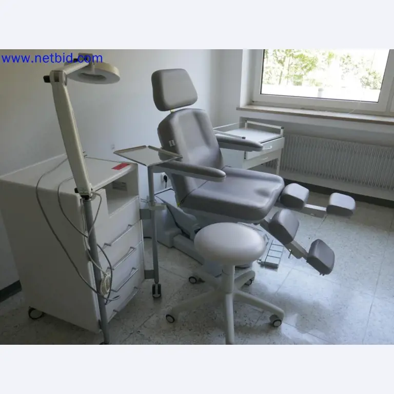 Medizinisch technische Geräte, Einrichtung und Mobiliar eines Krankenhauses-1