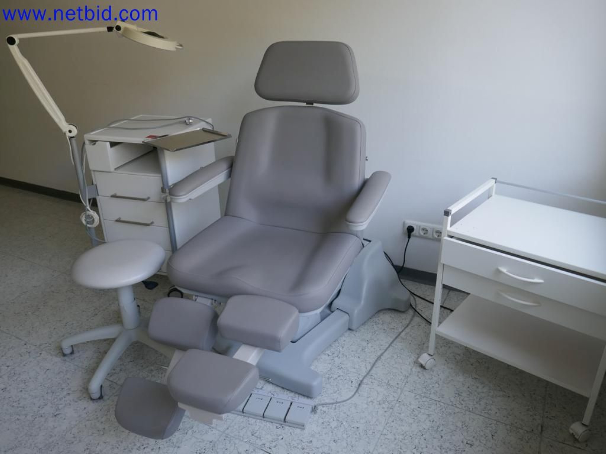 Medizinisch technische Geräte, Einrichtung und Mobiliar eines Krankenhauses-3