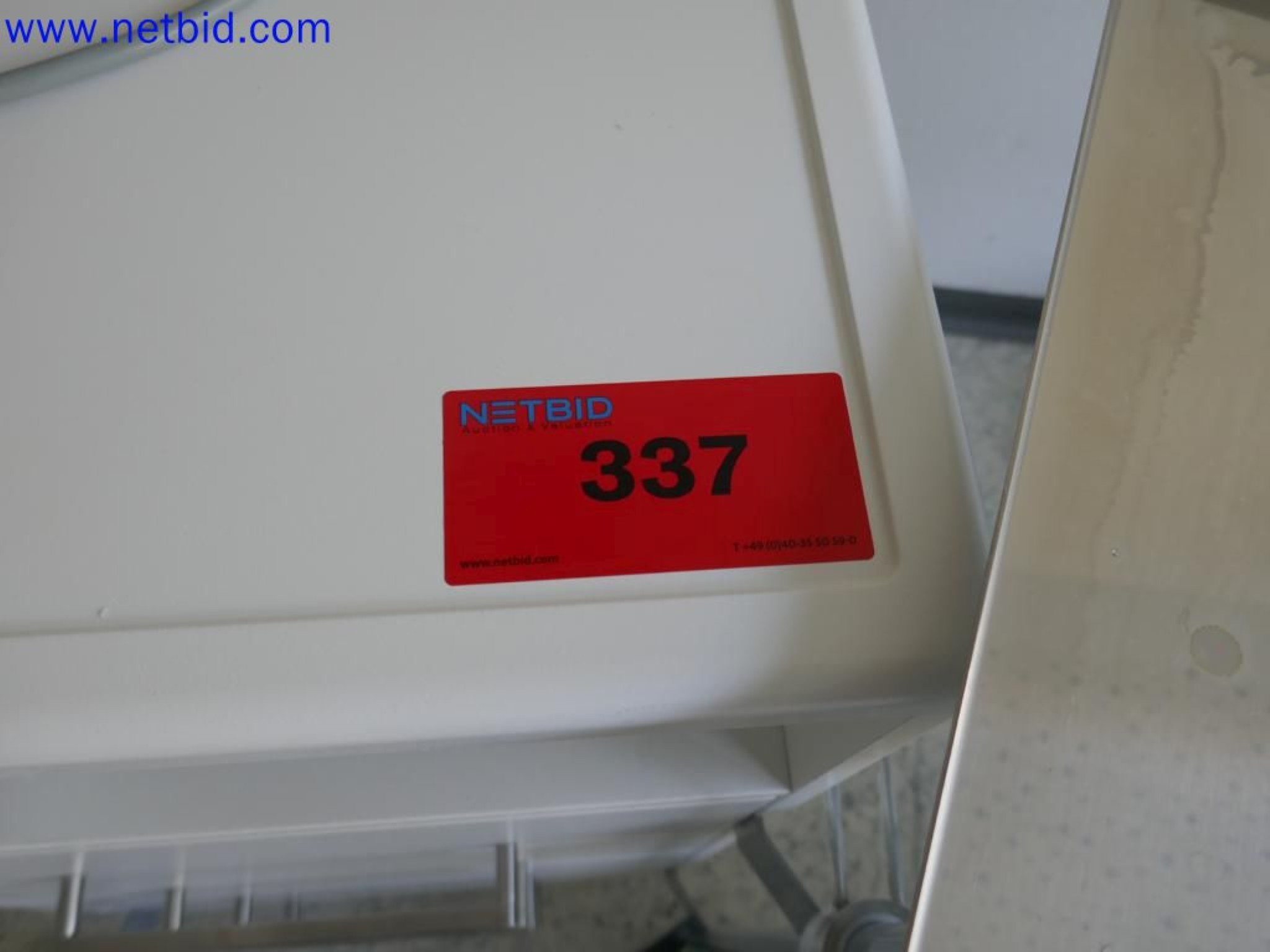 Medizinisch technische Geräte, Einrichtung und Mobiliar eines Krankenhauses-6